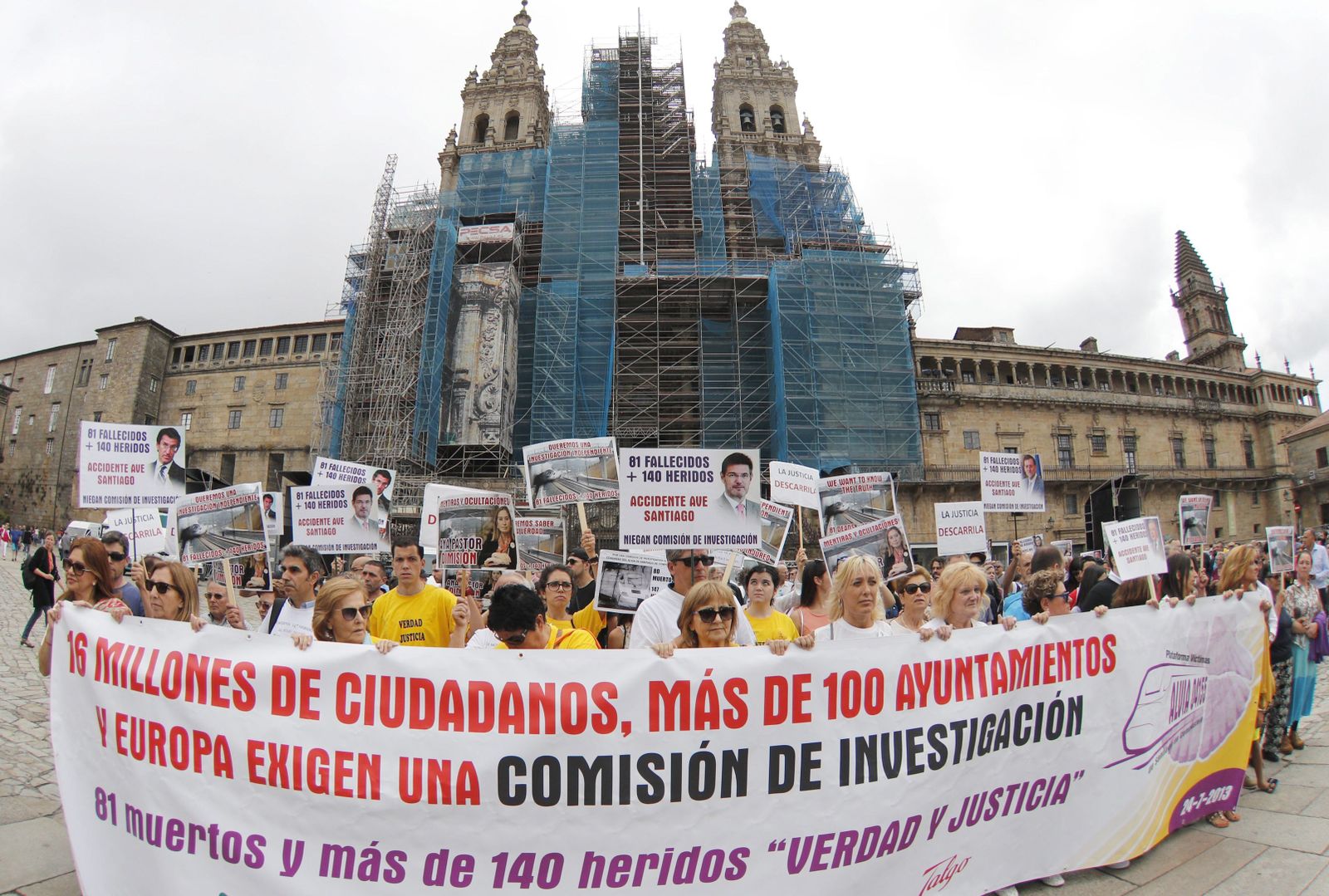 Familiares y víctimas del trágico accidente del Alvia  04155 ocurrido en Angrois.