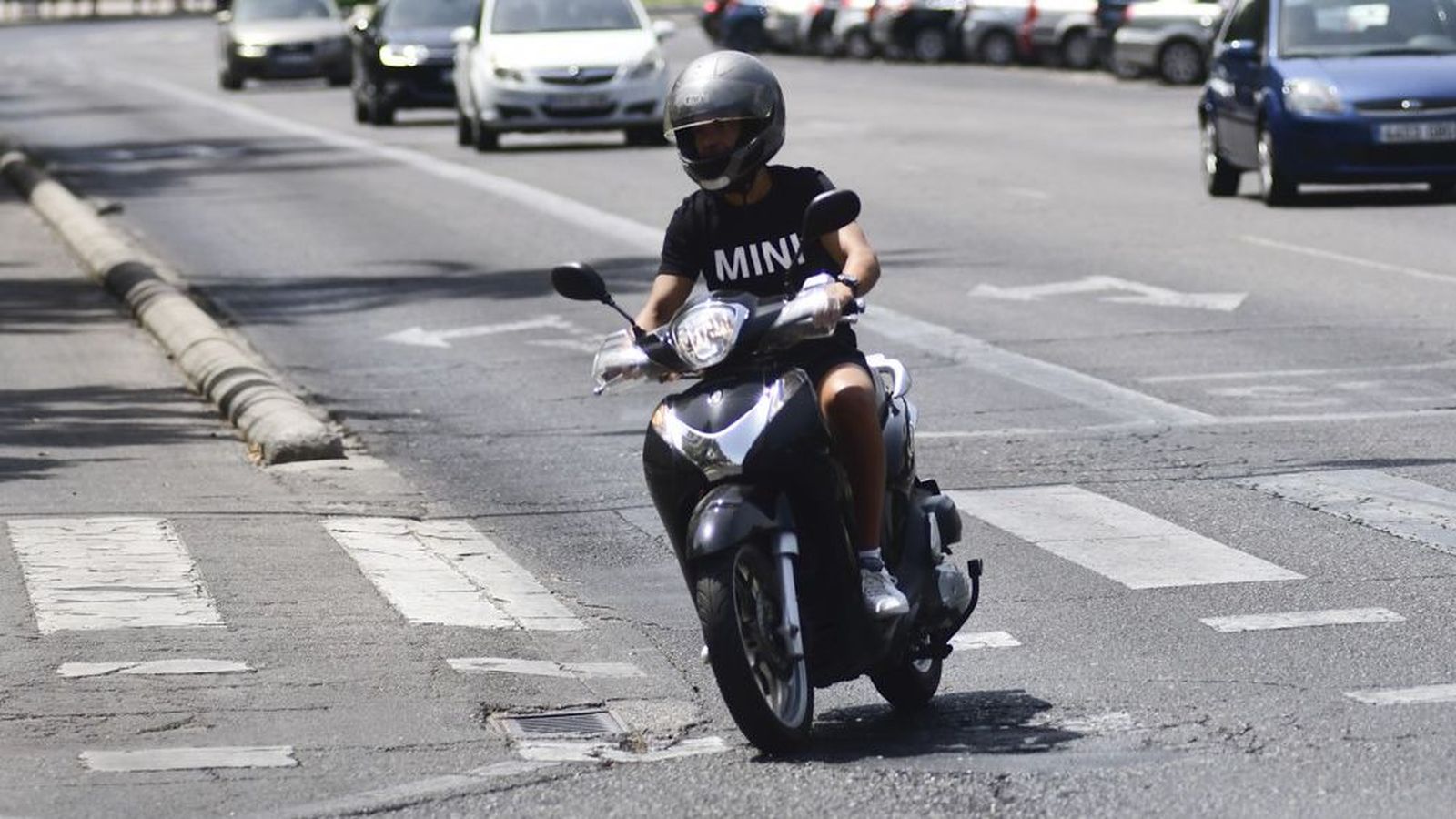 Imagen de archivo de un joven conduciendo un ciclomotor.