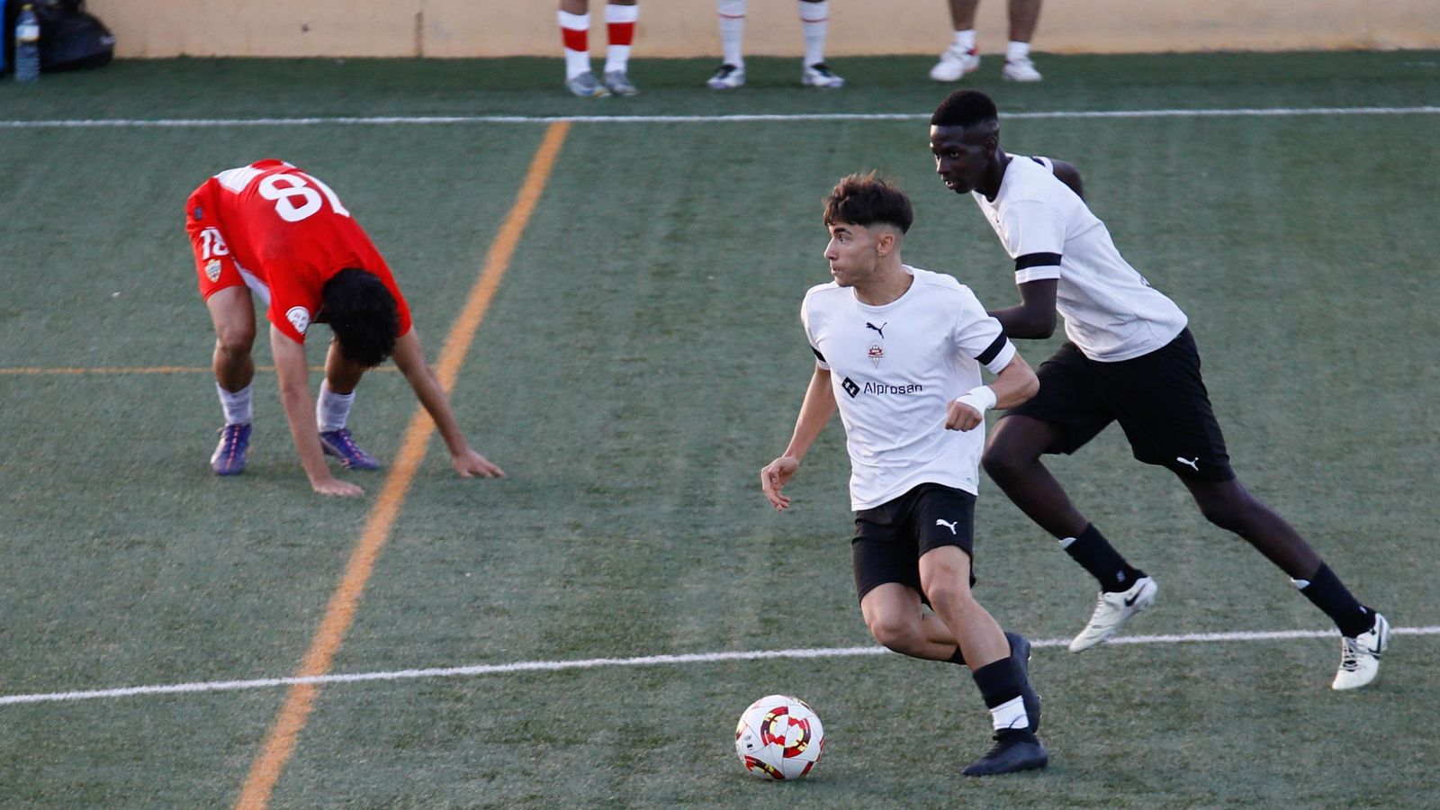 El cañaero Rubén Figueroa, que seguirá en el equipo, progresa con el balón durante uno de los derbis almerienses del pasado curso. El cañaero Rubén Figueroa, que seguirá en el equipo, progresa con el balón durante uno de los derbis almerienses del pasado curso.