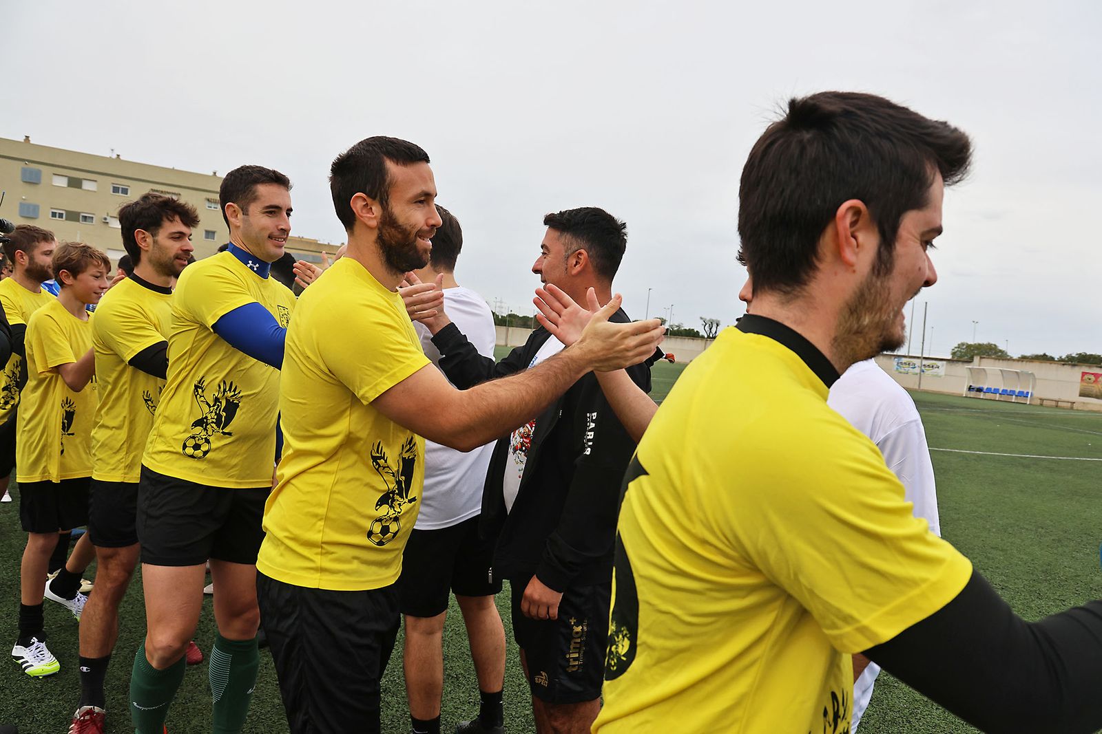 Periodistas y políticos disputan su tradicional partido navideño de fútbol