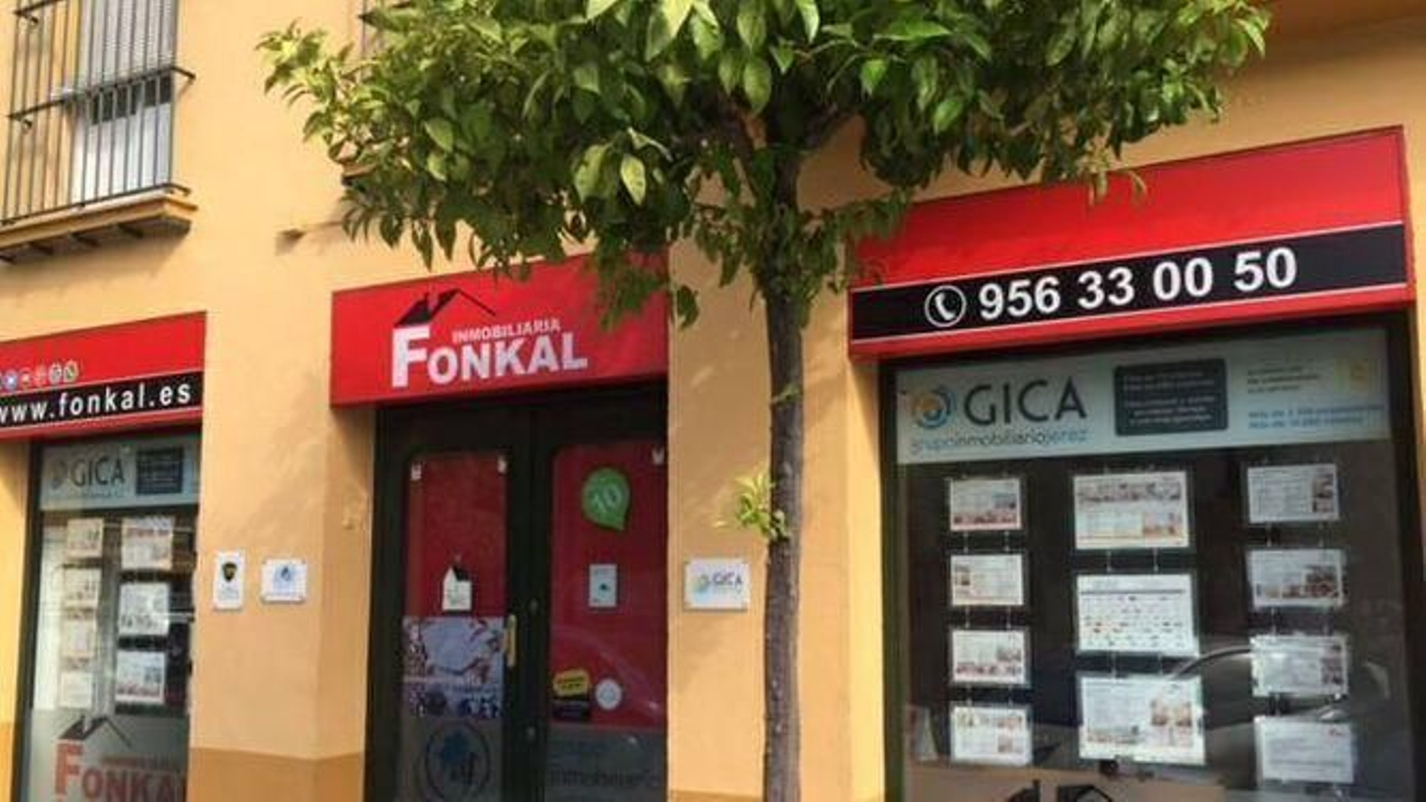 Escaparate de una inmobiliaria en el centro de la ciudad.