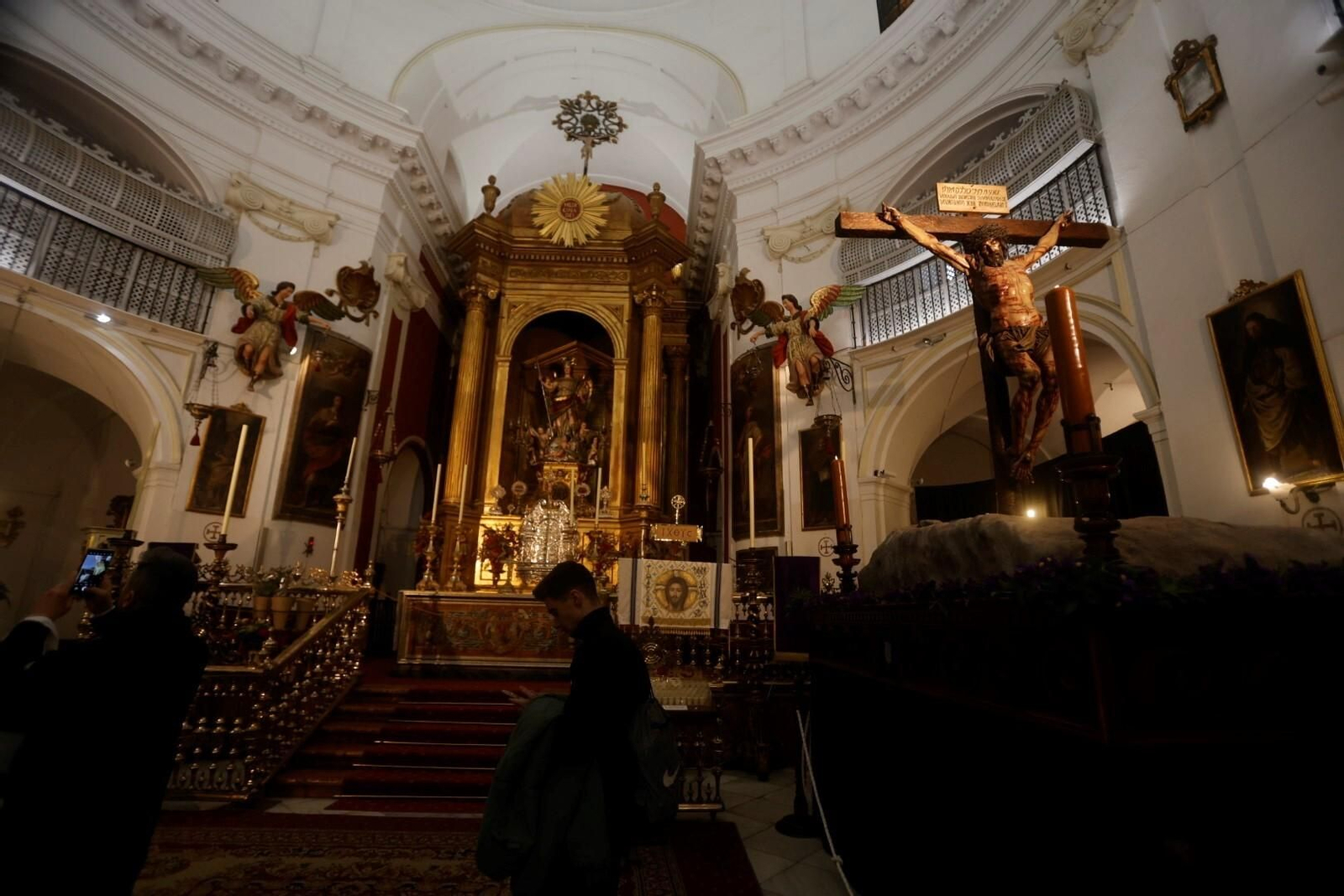 Rezos en San Rafael a la Universitaria en este Martes Santo de Córdoba, en imágenes
