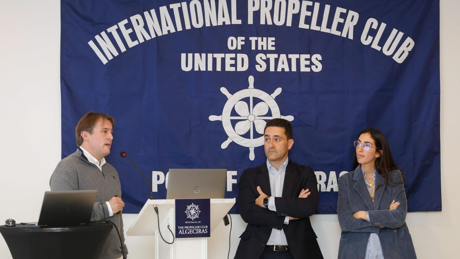Óscar Pernía, CTO de Next Port, junto a Javier Villanueva, responsable de gestión de producto, y Claudia Ariza, responsable de producto de datos e IA, durante una presentación en Algeciras