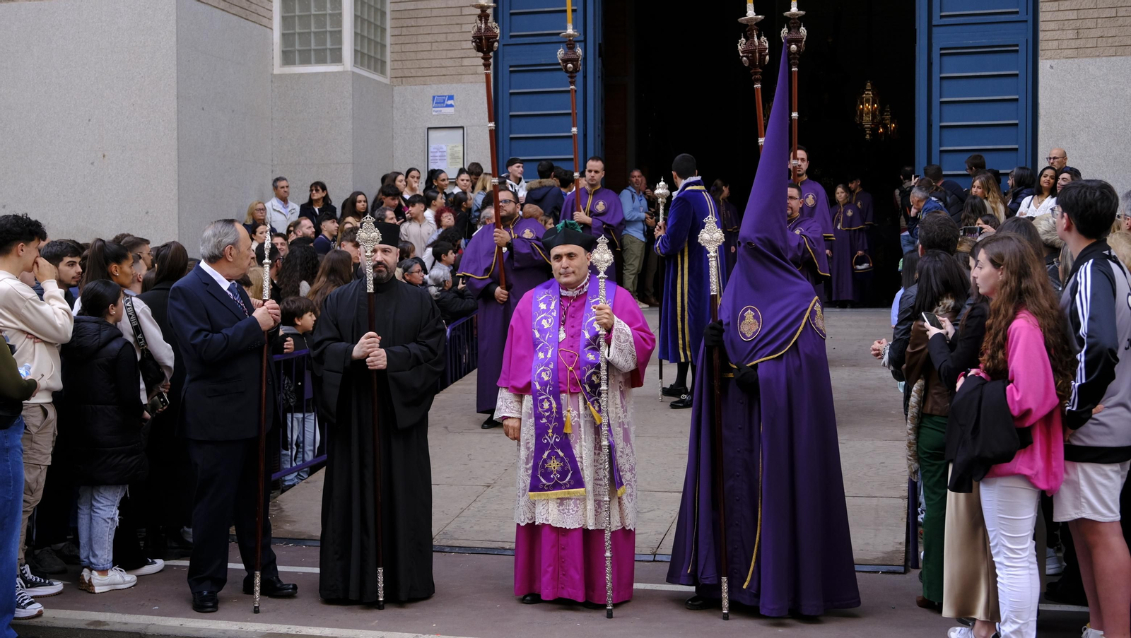Pasión vuelve a su Iglesia de Santa Teresa azotada por la lluvia