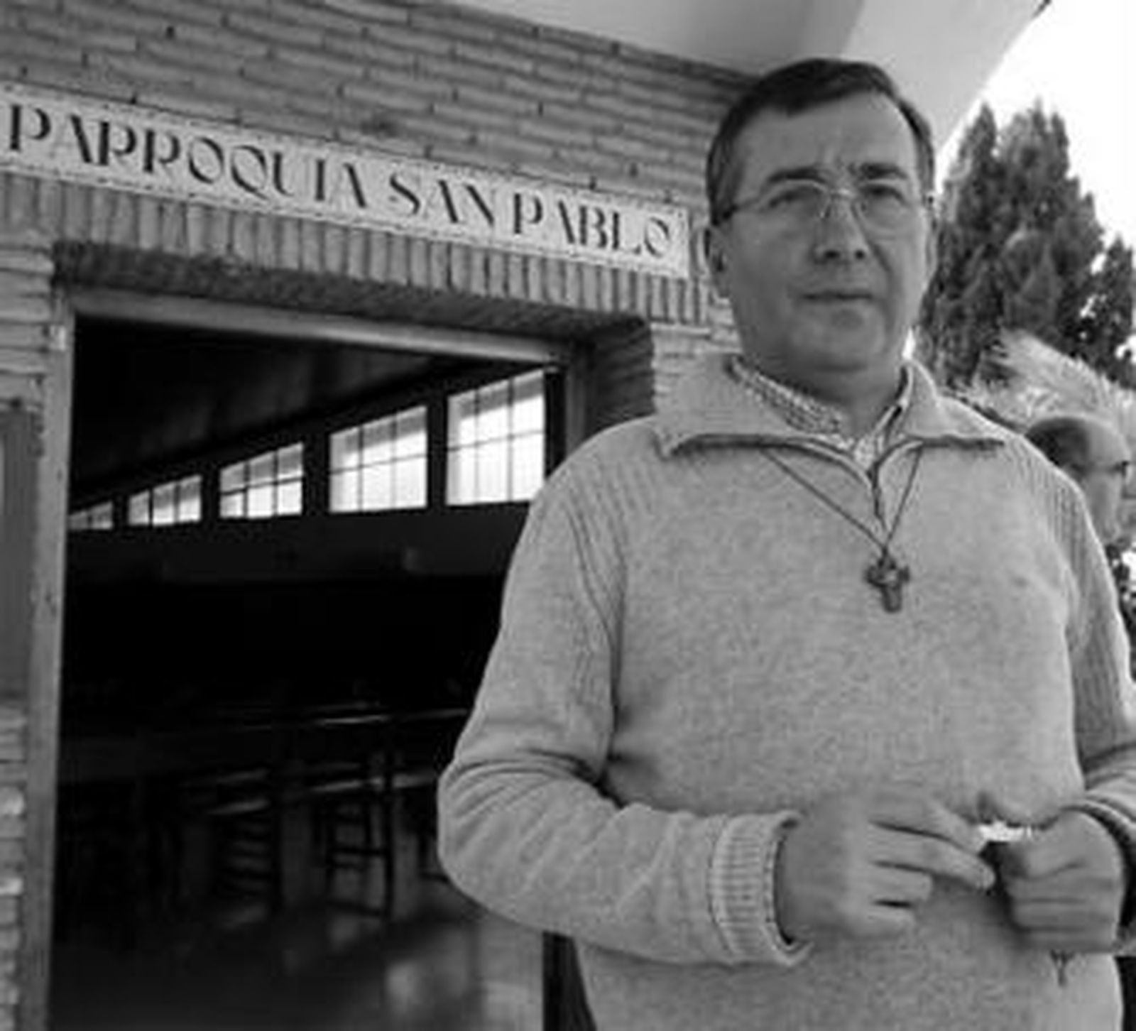 Los dos jóvenes que accedieron al piso, ayer con otros amigos.