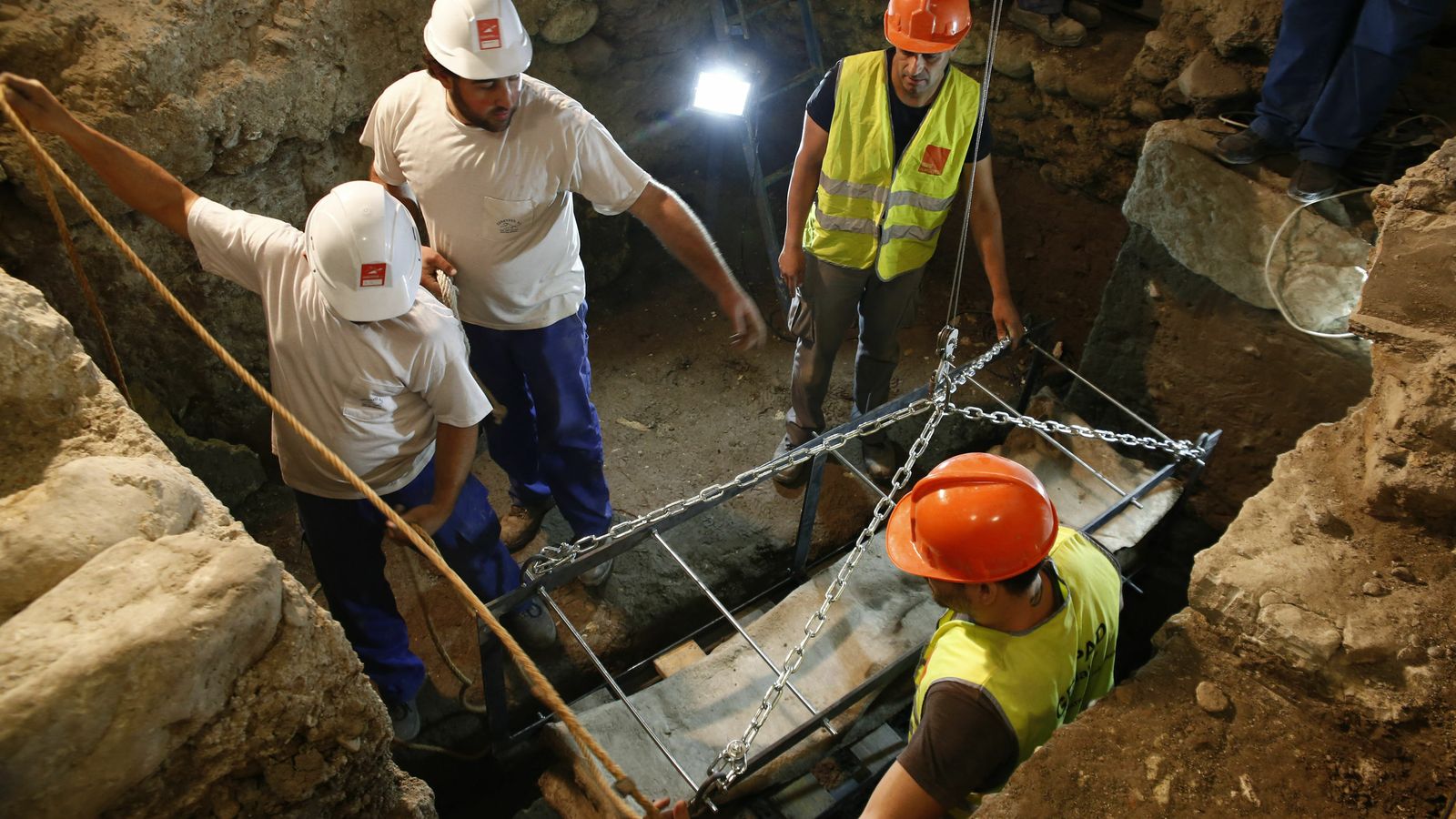 Trabajos de extracción del sarcófago.