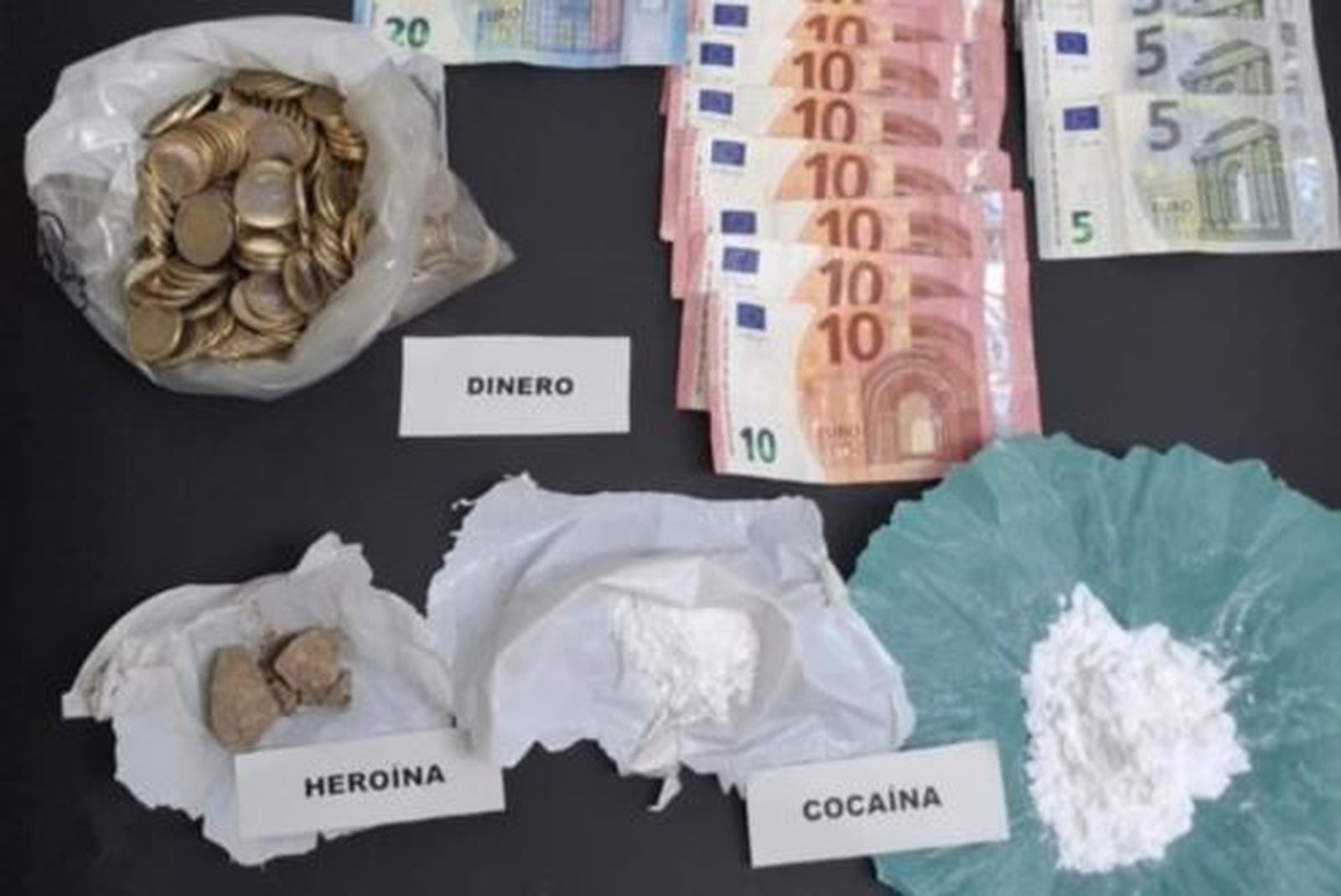 Parte de la droga incautada en la operación.