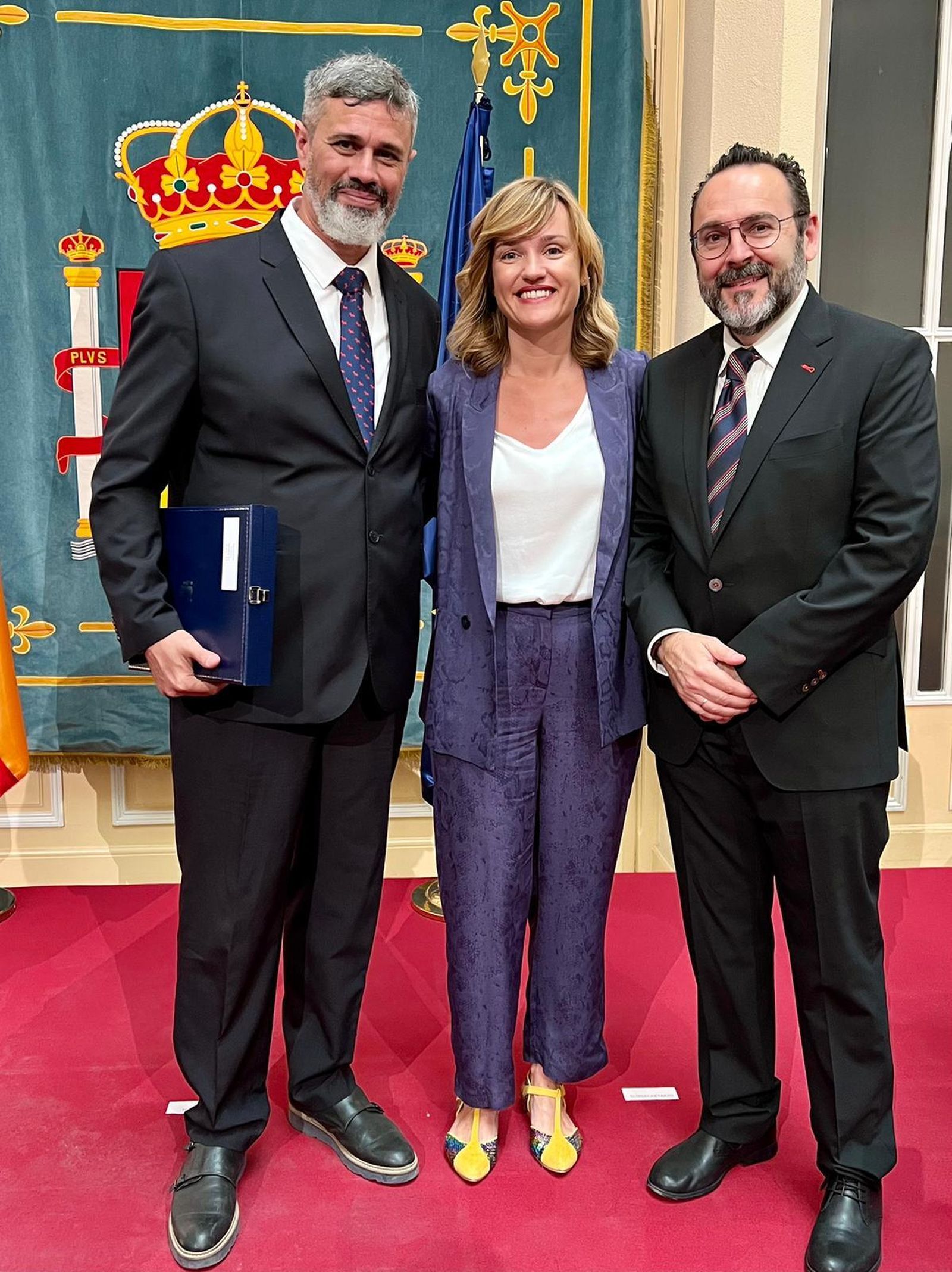 La ministra de Educación flanqueada por el director y el vicedirector del IES La Rábida.