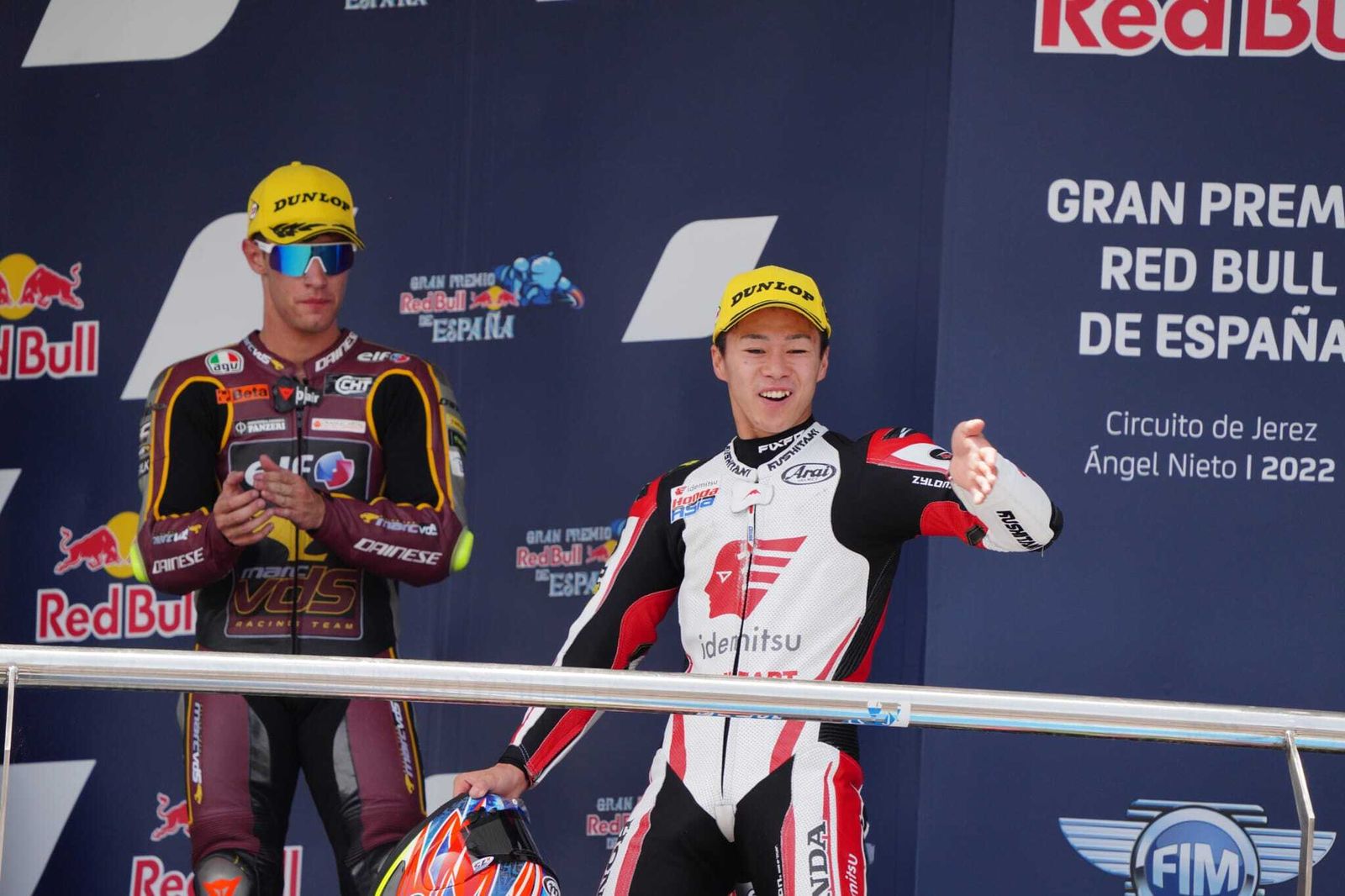 Ai Ogura celebra en el podio su victoria en el GP de España en Jerez.