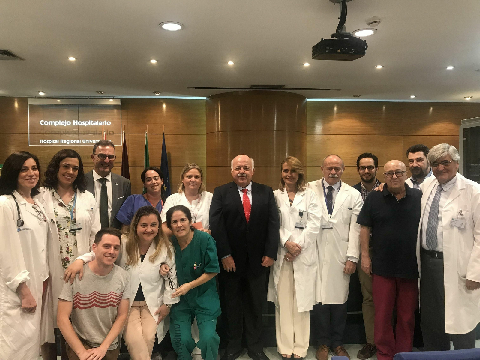 El consejero (centro) junto a los proresionales de Hematología y el trasplantado (tercero por la derecha). El consejero (centro) junto a los proresionales de Hematología y el trasplantado (tercero por la derecha).