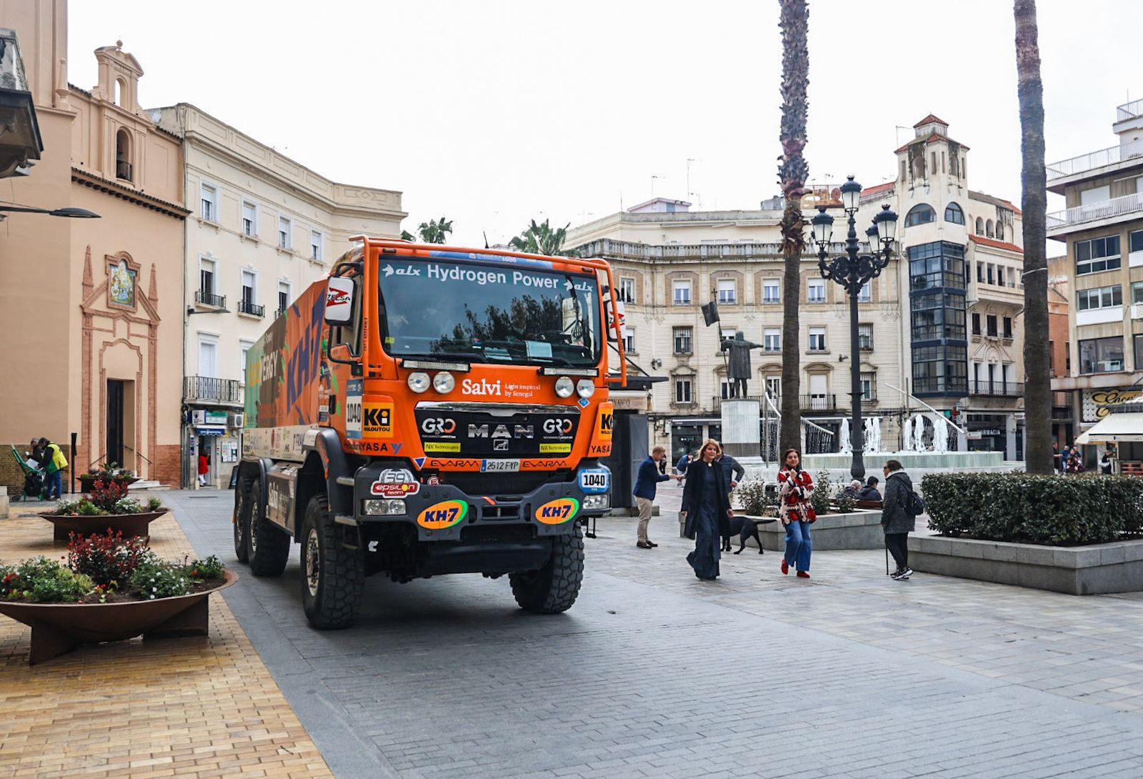 Fotografías de la llegada del vehículo ganador del último Rally Dakar en la categoría Mission 1000, enmarcado en la Jornada 'Huelva presente y futuro en movilidad sostenible y desarrollo territorial'