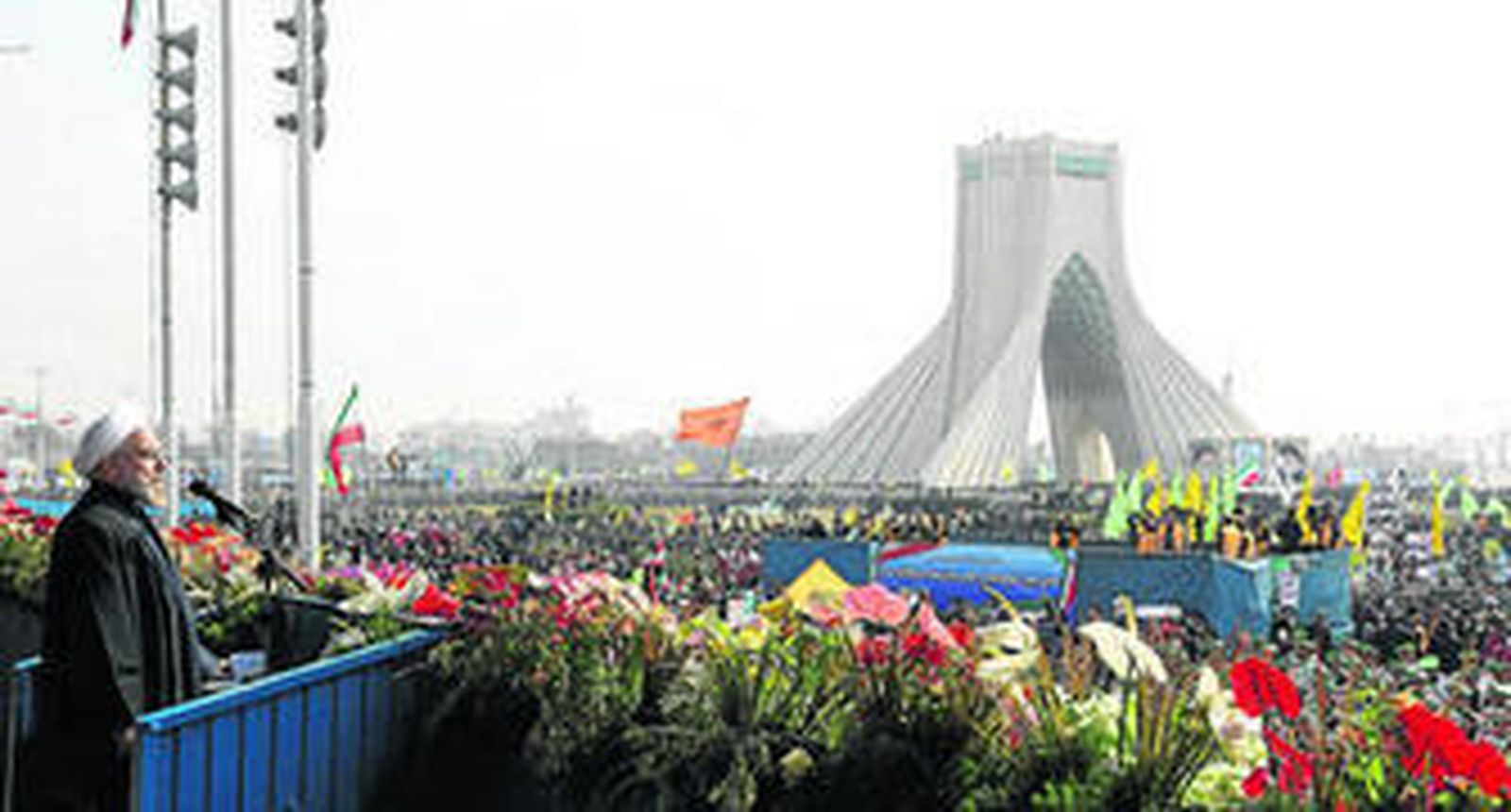 El presidente Rohani se dirige a la multitud durante un acto en la Plaza Azadi en Teherán.