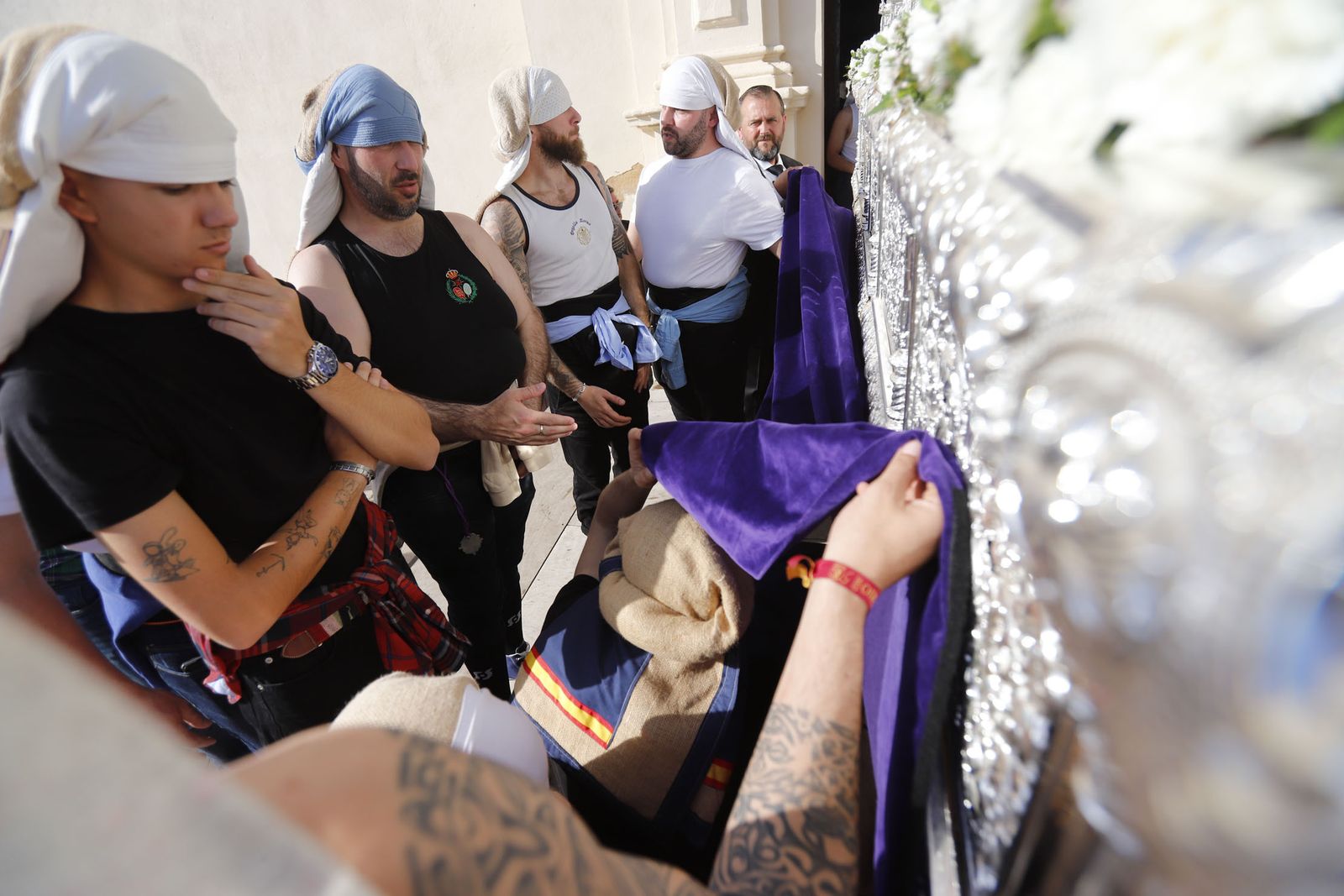 La Hermandad del Descendimiento en su recorrido por las calles de Huelva el Viernes Santo