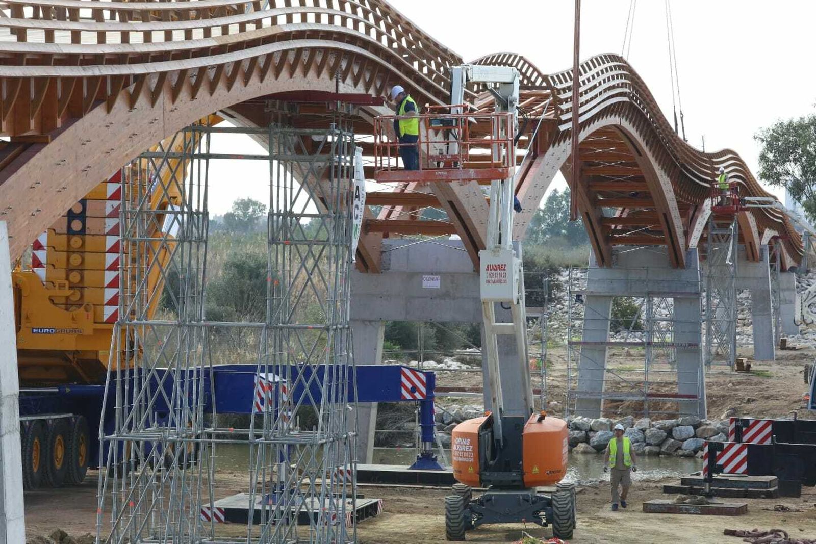 La recta final de la instalación de la pasarela del Guadalhorce, en fotos