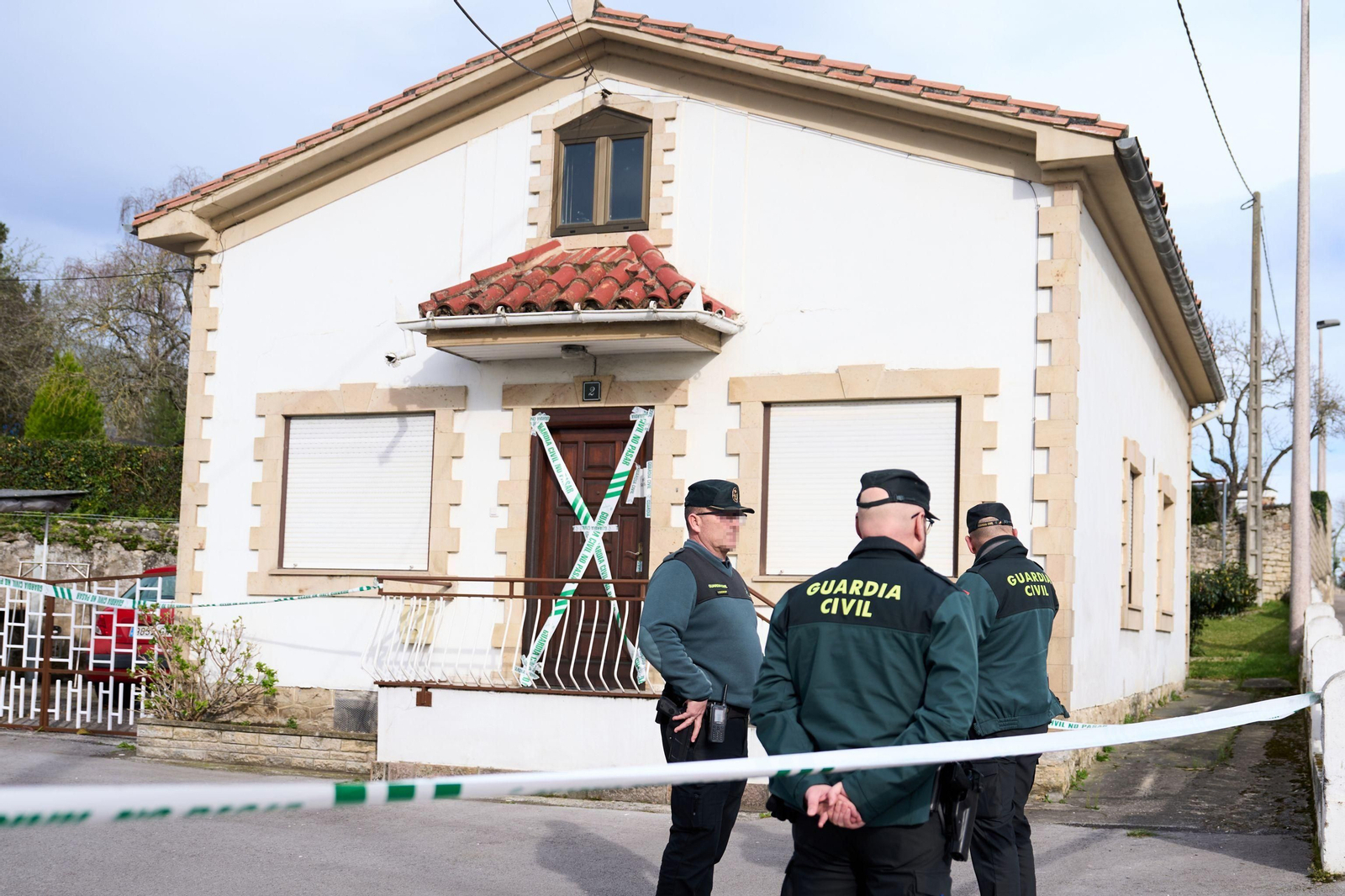 Agentes de la Guardia Civil en las inmediaciones de la vivienda de Suances (Cantabria).