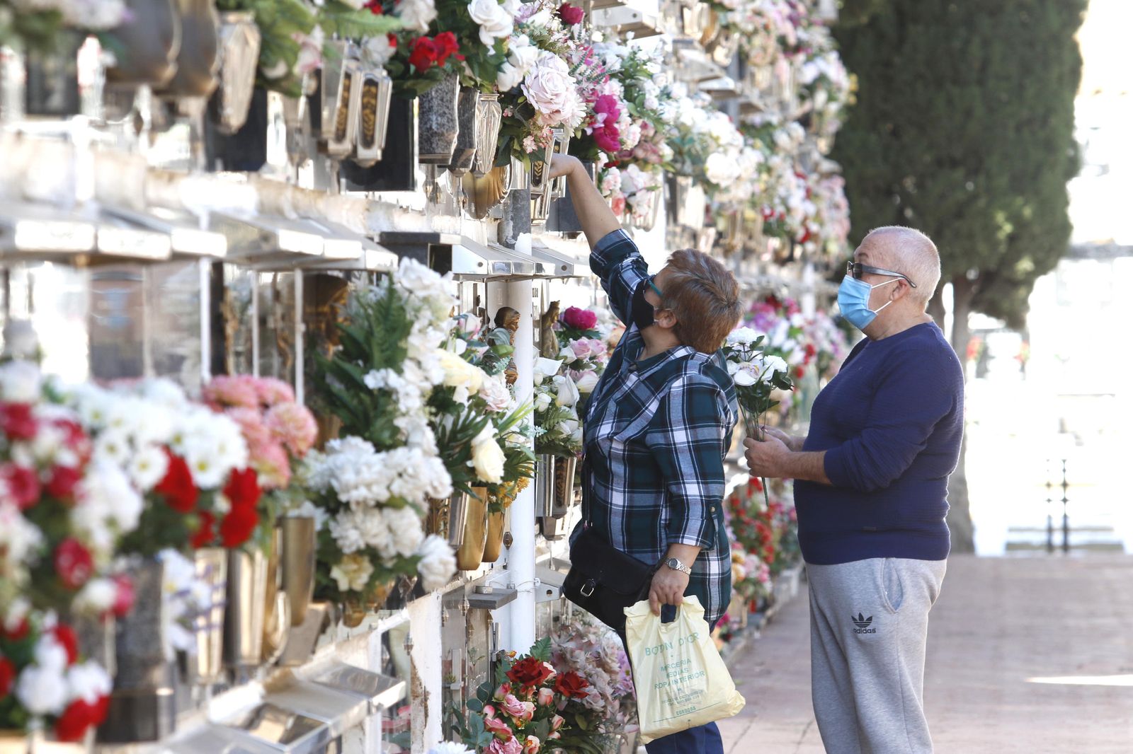 El covid-19 motiva un Día de los Santos de recogimiento en los cementerios de Córdoba