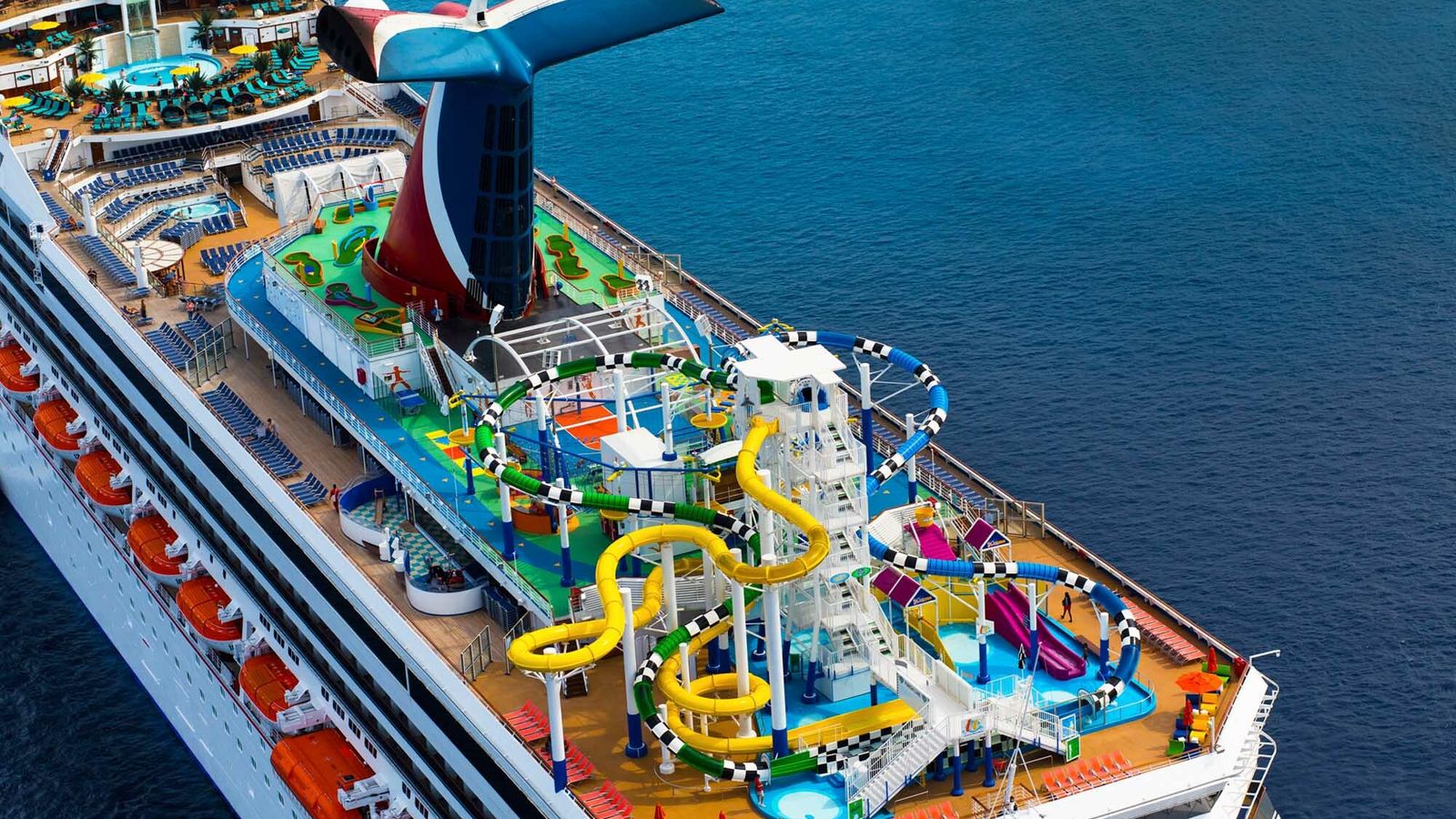 Un gigantesco parque acuático instalado en el crucero, entre las mejores opciones para viajar con niños.