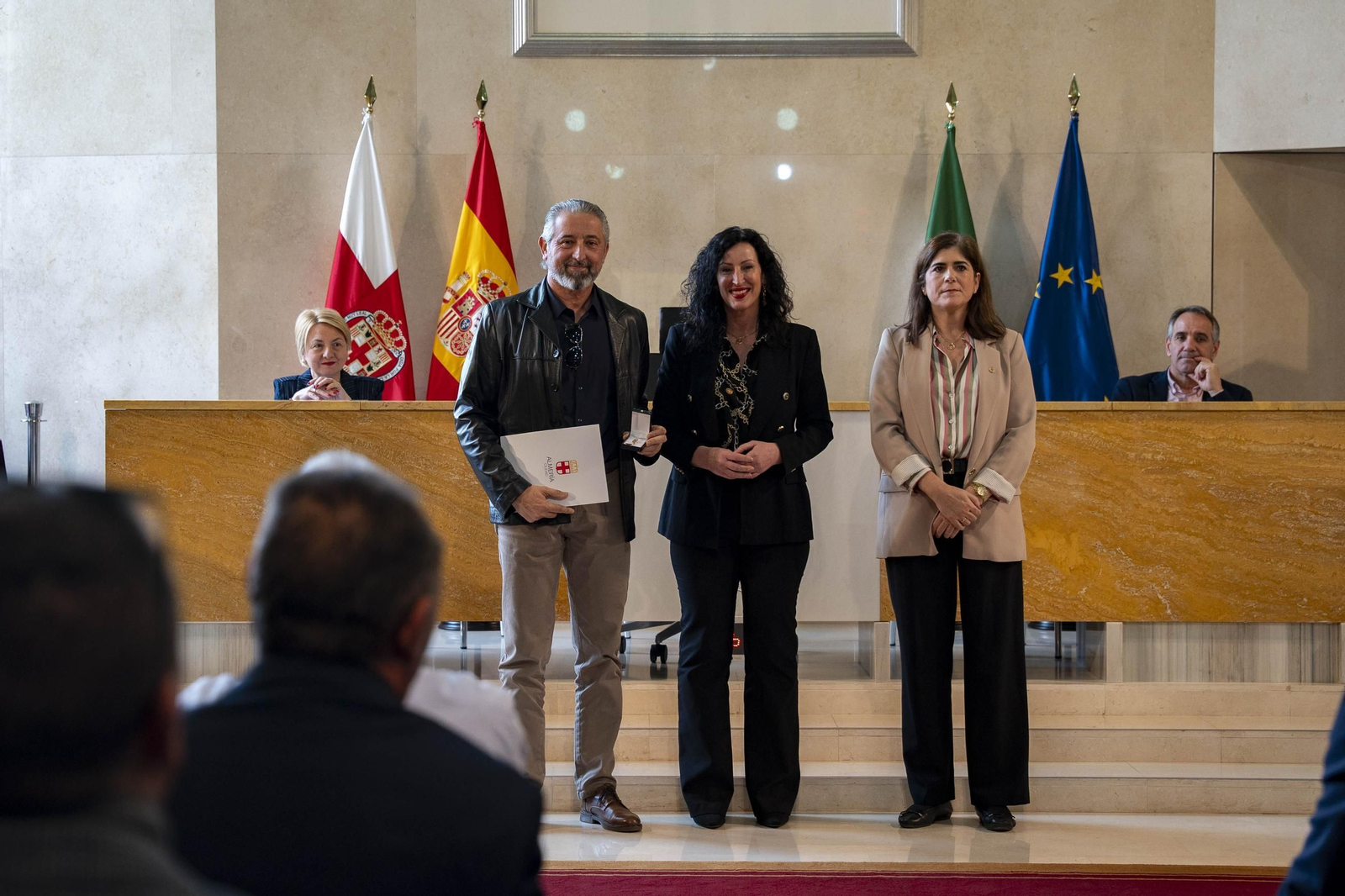 Almería rinde homenaje a su personal municipal con la imposición de los Escudos de Oro