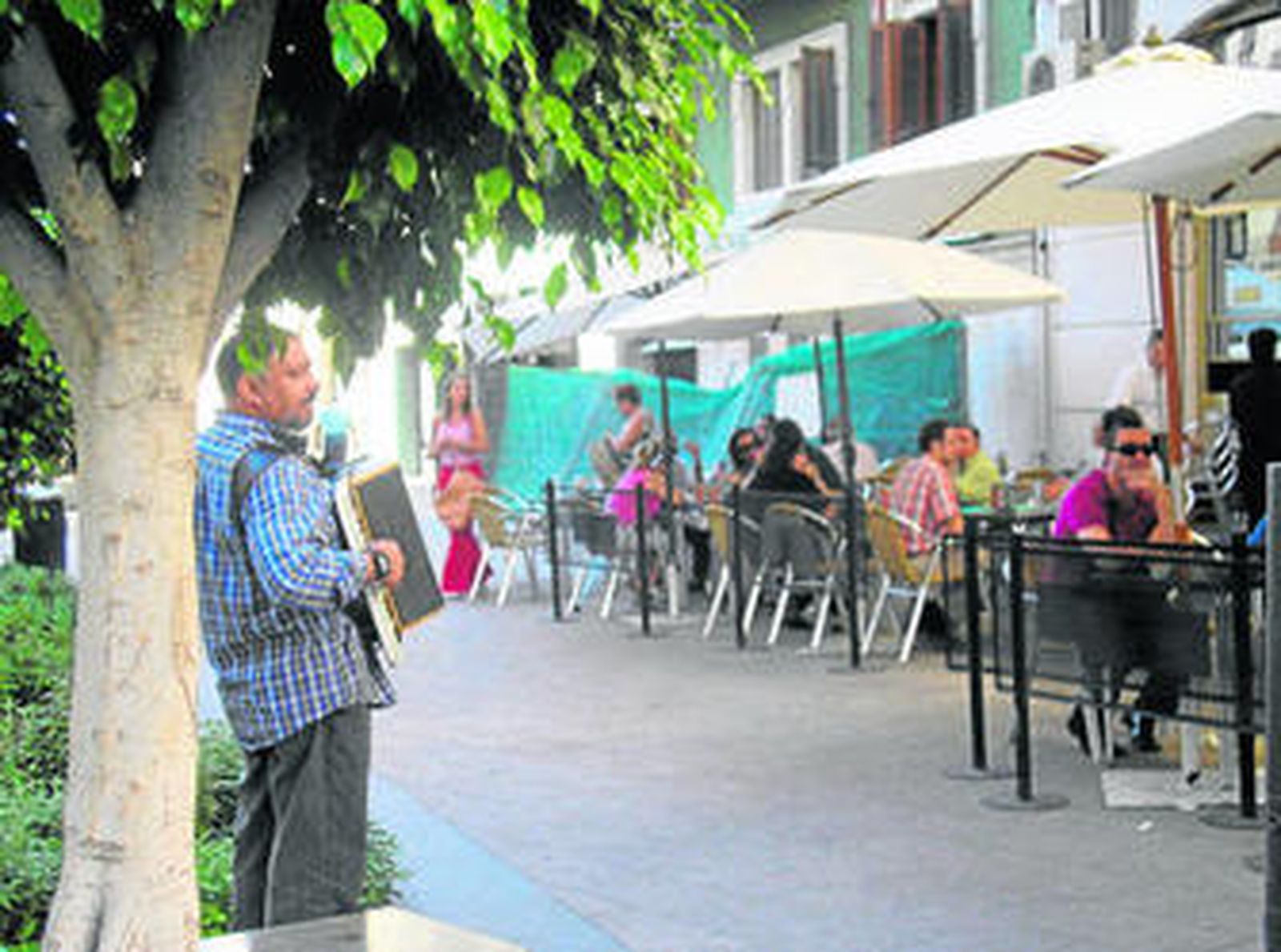 Jorge Santos durante una actuación el pleno centro almeriense.