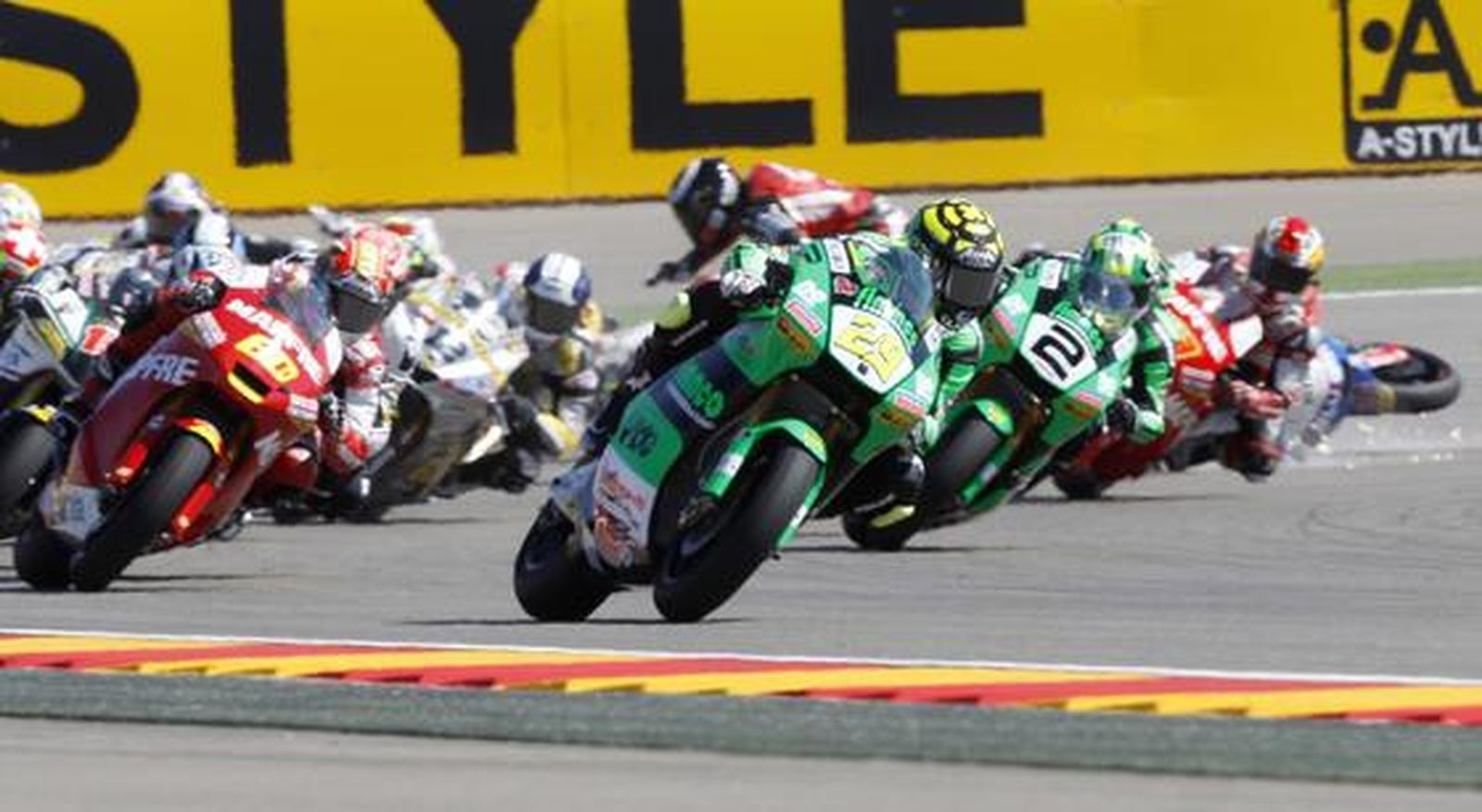 Accidentada salida en la carrera de Moto 2 del Gran Premio de Aragón.

Foto: Reuters