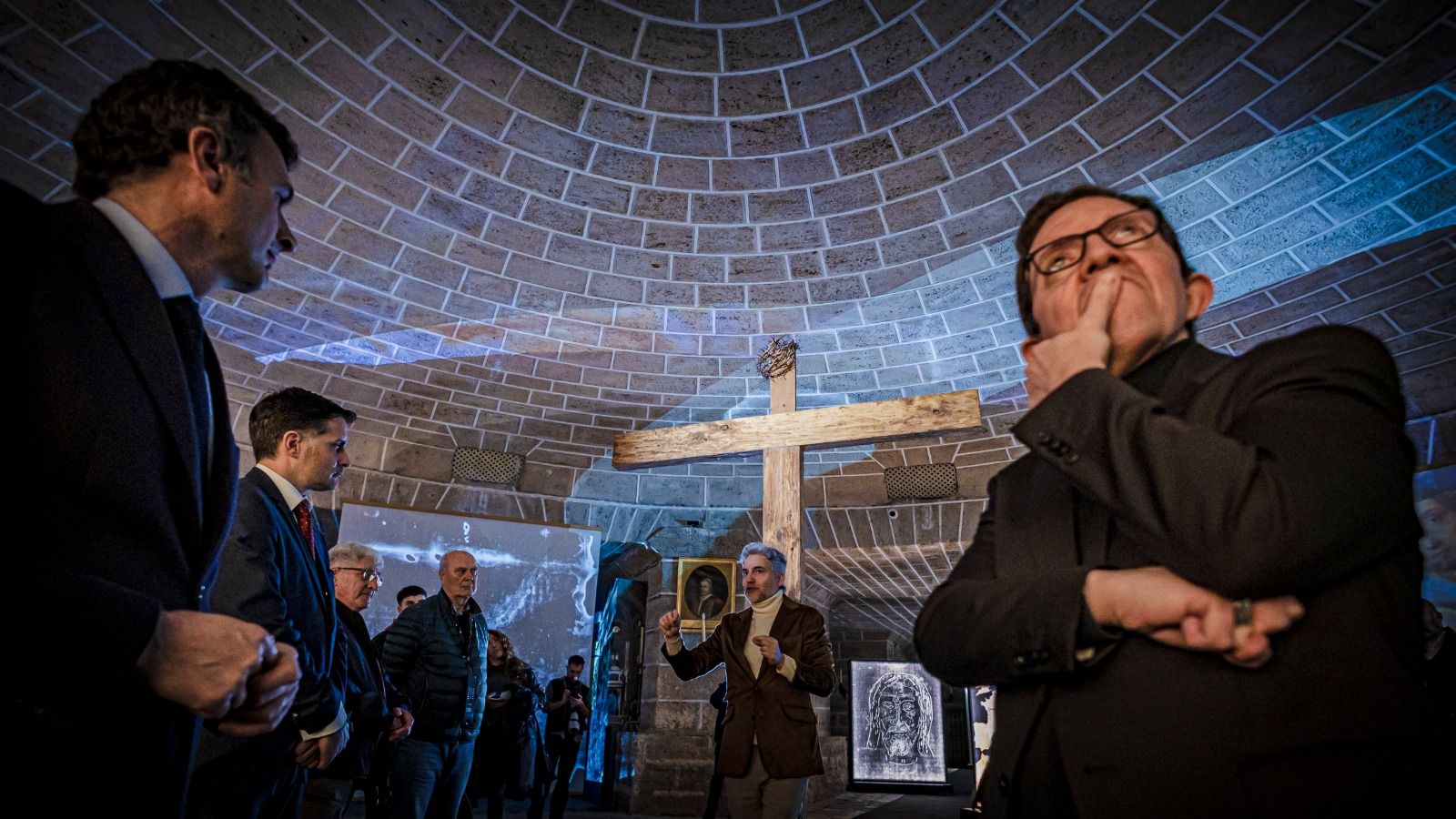 Imágenes de 'The Mistery Man', la impactante exposición en la Catedral de Cádiz con un Cristo hiperrealista
