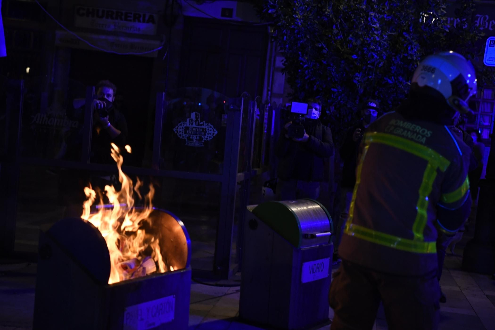 Fotos: disturbios y altercados entre manifestantes y la Policía en Granada