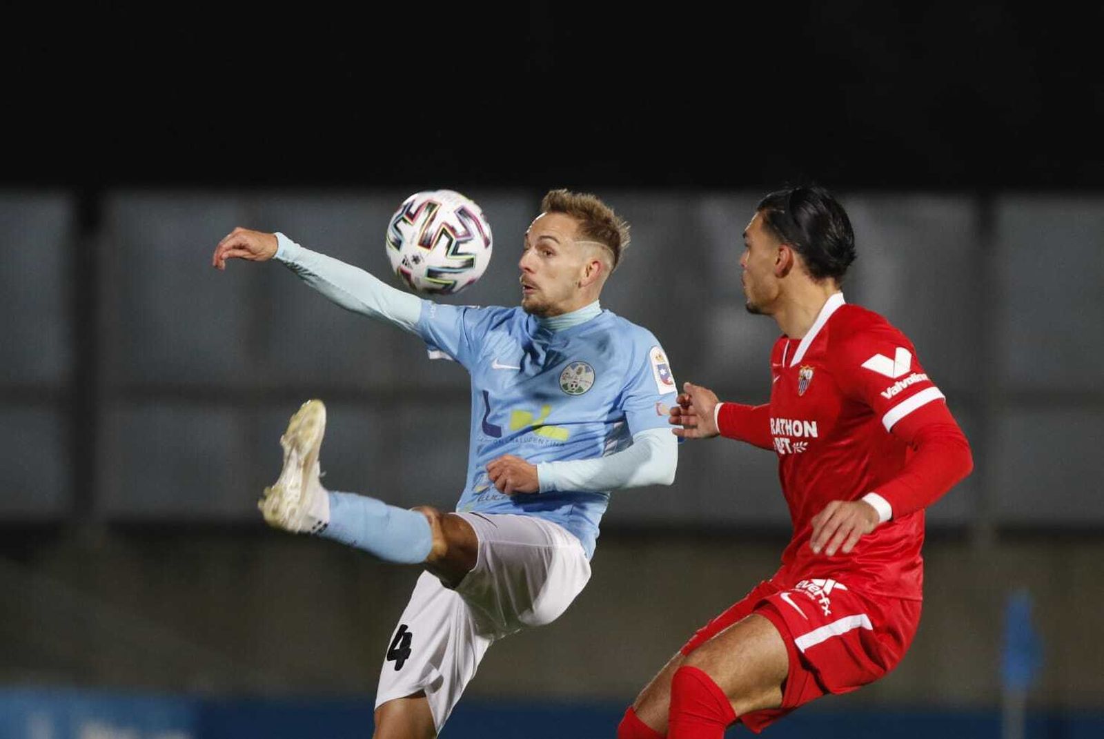 Víctor Morillo controla el balón ante la presión del sevillista Rekik.