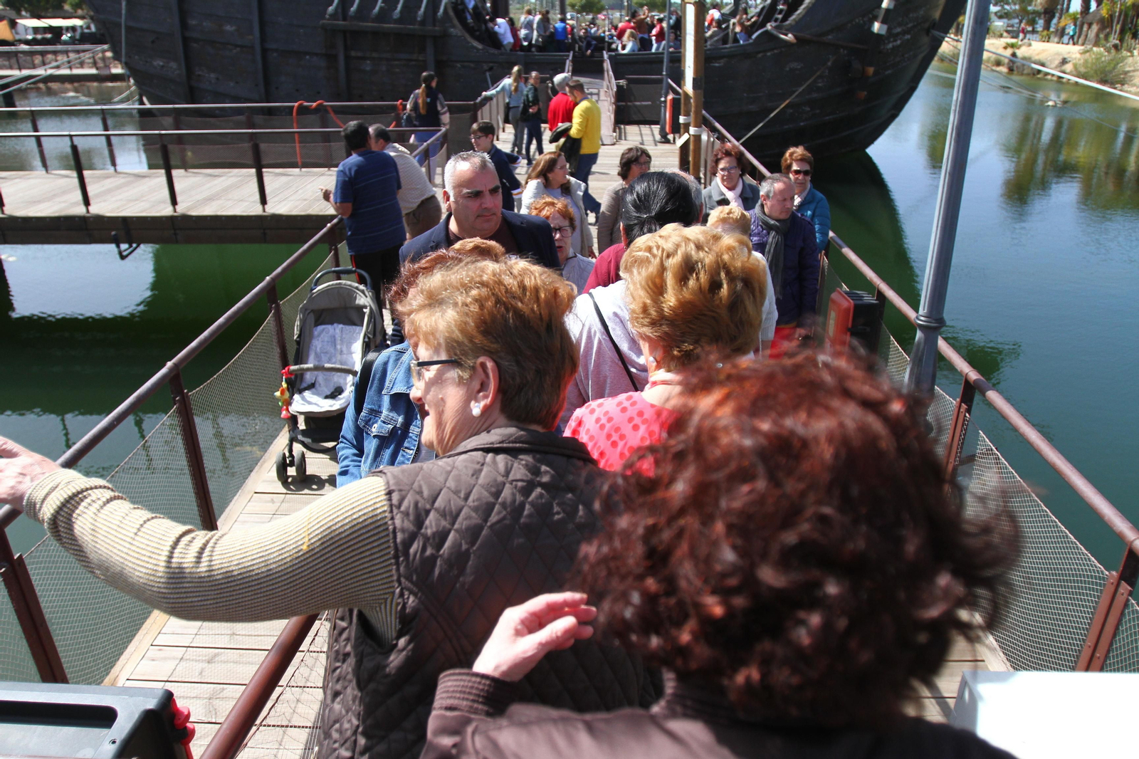 Imágenes del día de puertas abiertas en el muelle de las Carabelas