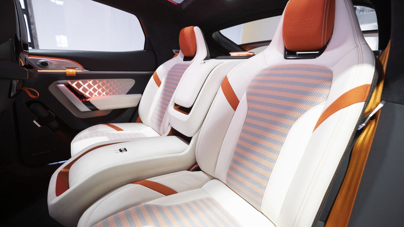 El U6 propondrá una alternativa de aspecto más deportivo frente a la mayor sobriedad del U5.