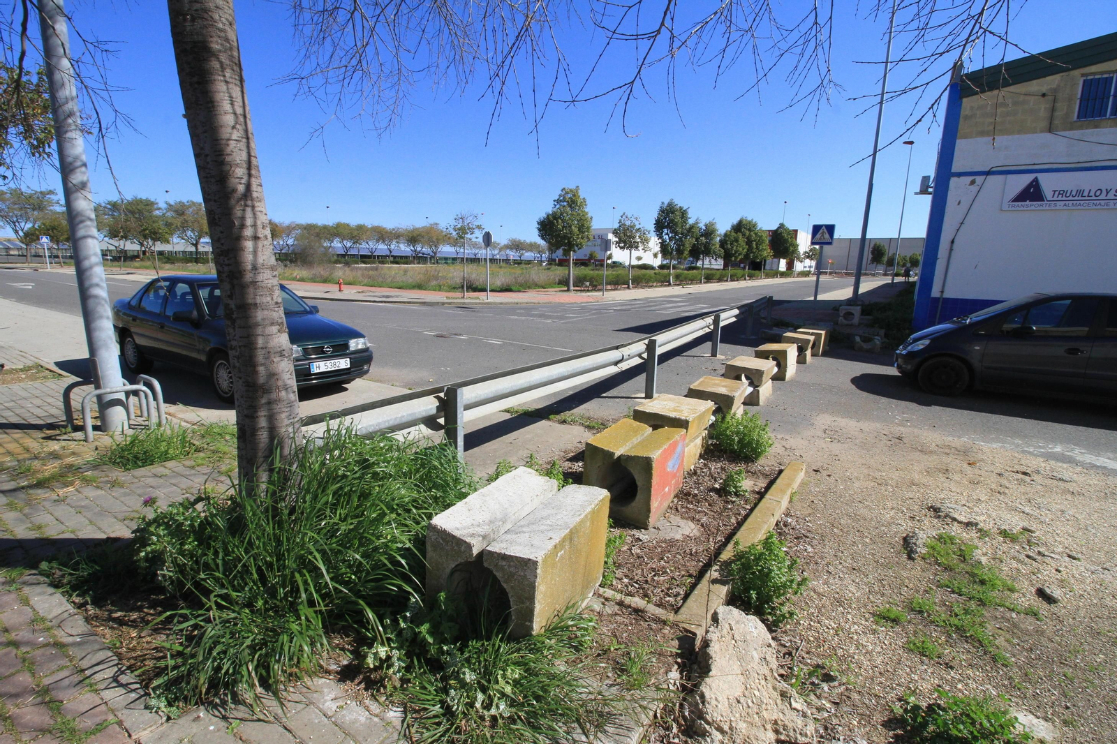 Barreras existentes en uno de los viarios y que impiden la conexión entre el polígono Tartessos (a la derecha) y el Parque Huelva Empresarial (a la izquierda de la imagen).