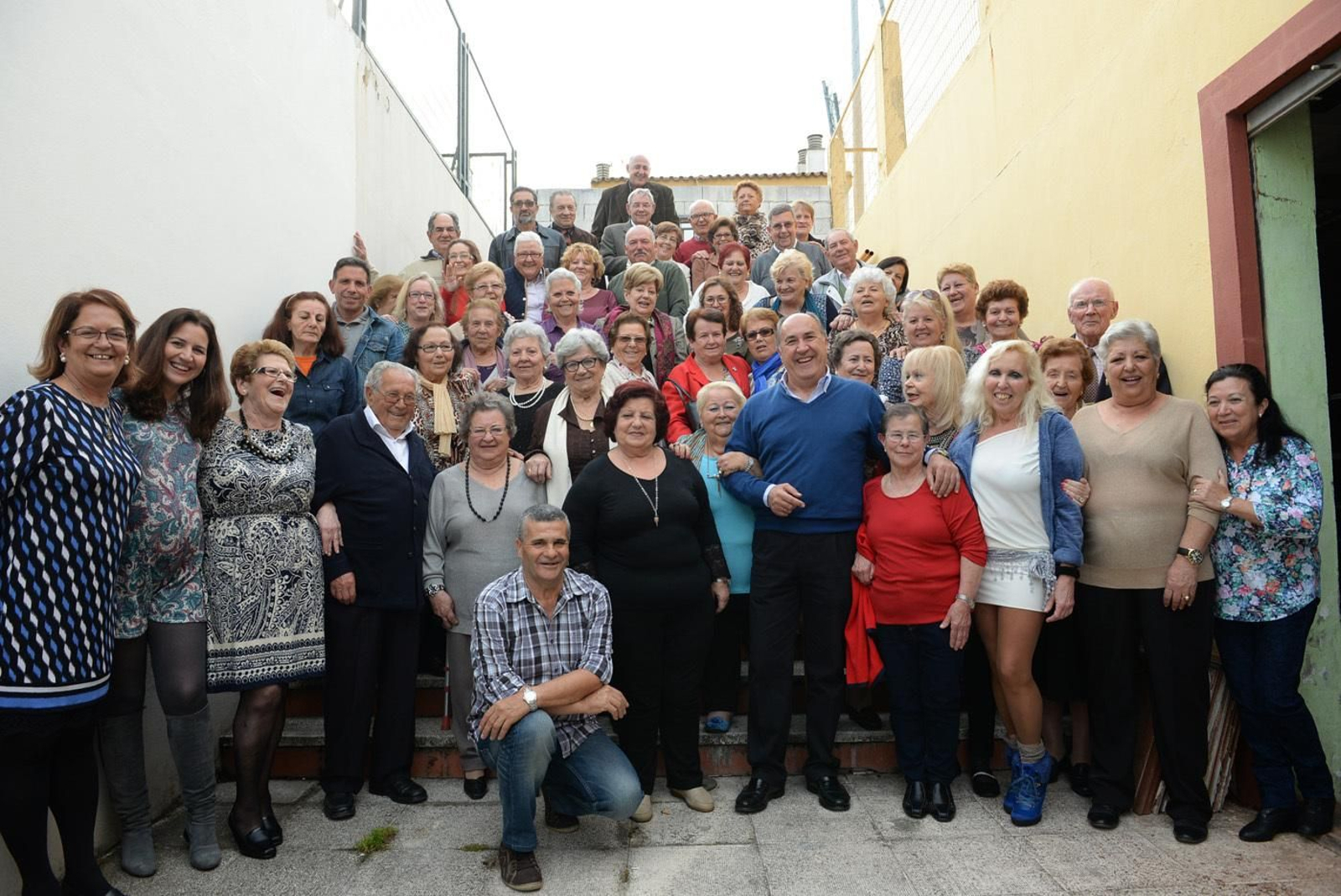 Acosta, segunda por la derecha, y Landaluce, en una convivencia en El Saladillo.