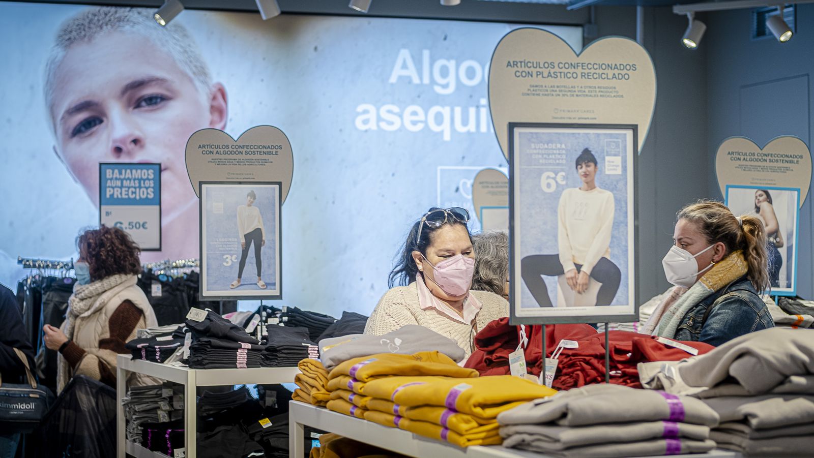 Interior de la tienda de Primark en Bahía Sur .