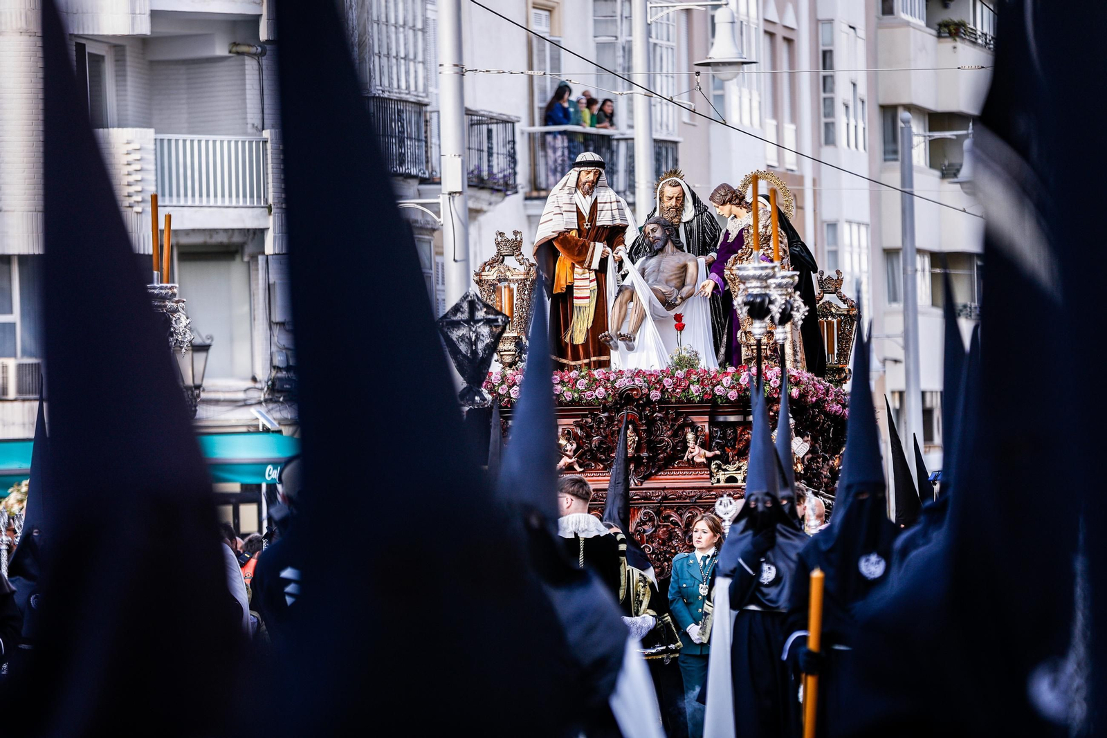 Imágenes de la salida de la Soledad en la Semana Santa de San Fernando 2025