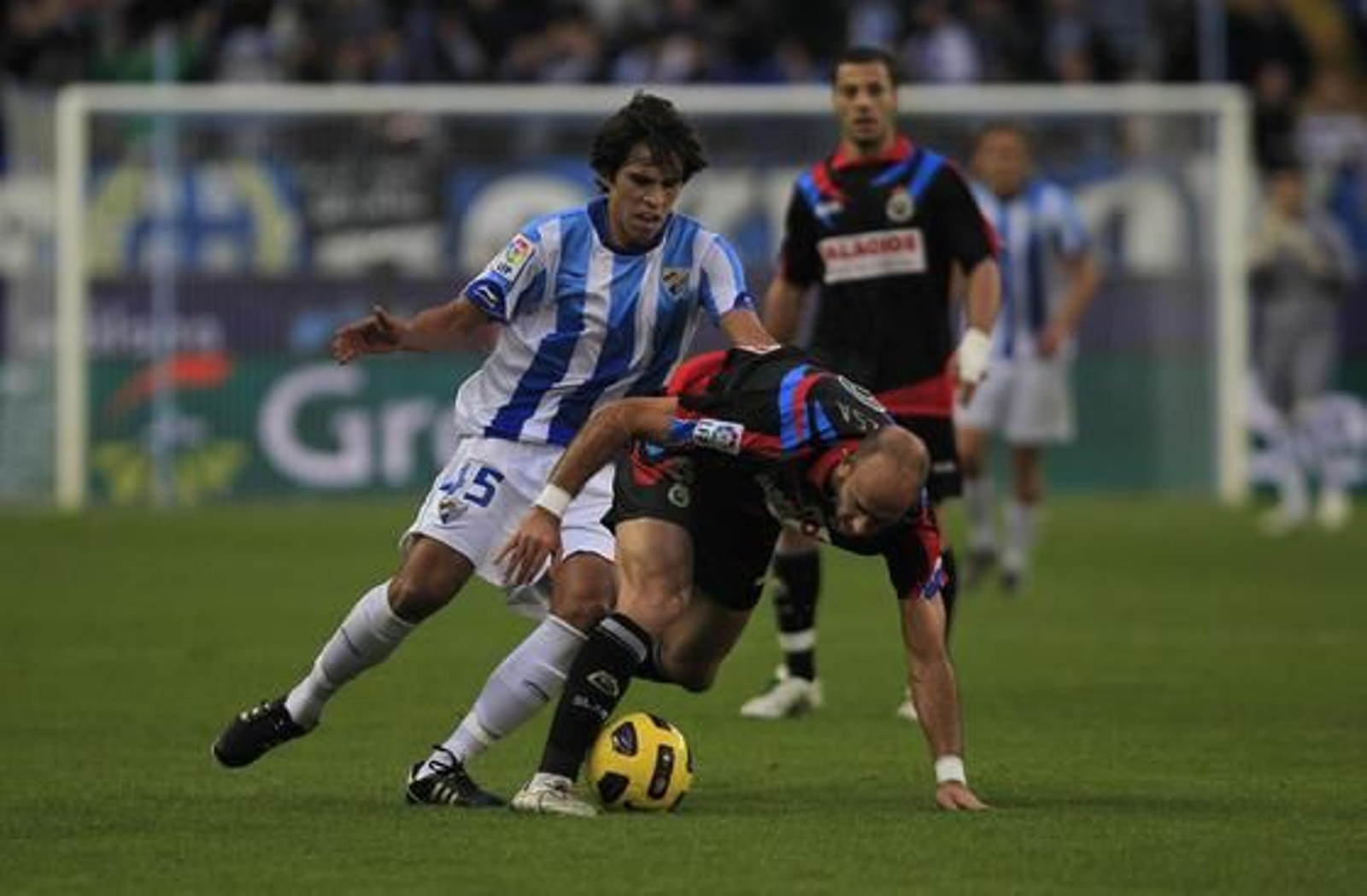 El Málaga recobra el pulso después de golear en casa 4-1 al Racing de Santander. / Sergio Camacho