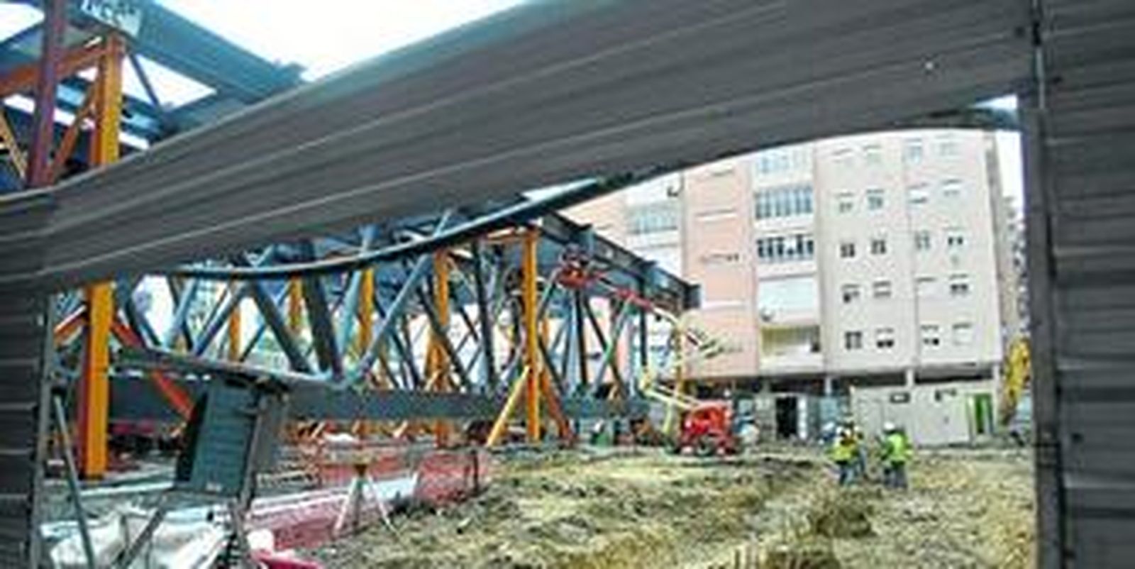 Imagen de una de las tres partes de la visera de la tribuna del Carranza que se está construyendo en la plaza de Madrid.