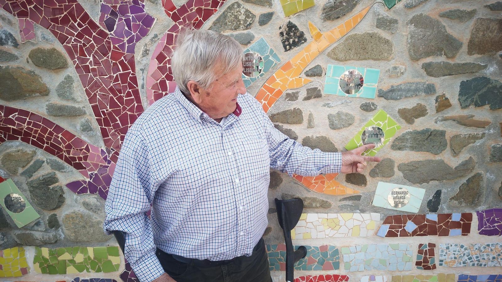 Miguel Villalba en el mural de Antonio Montañez