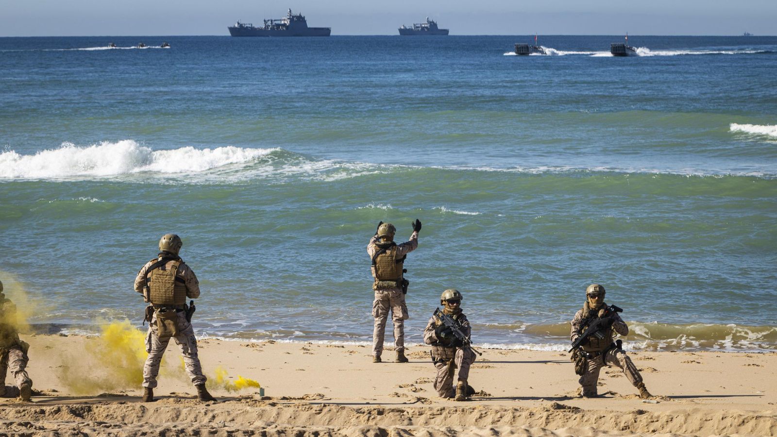 Las imágenes del gran desembarco de la OTAN en Barbate: aviones 'Harrier', helicópteros, lanchas e infantes de Marina asaltan la playa del Retín