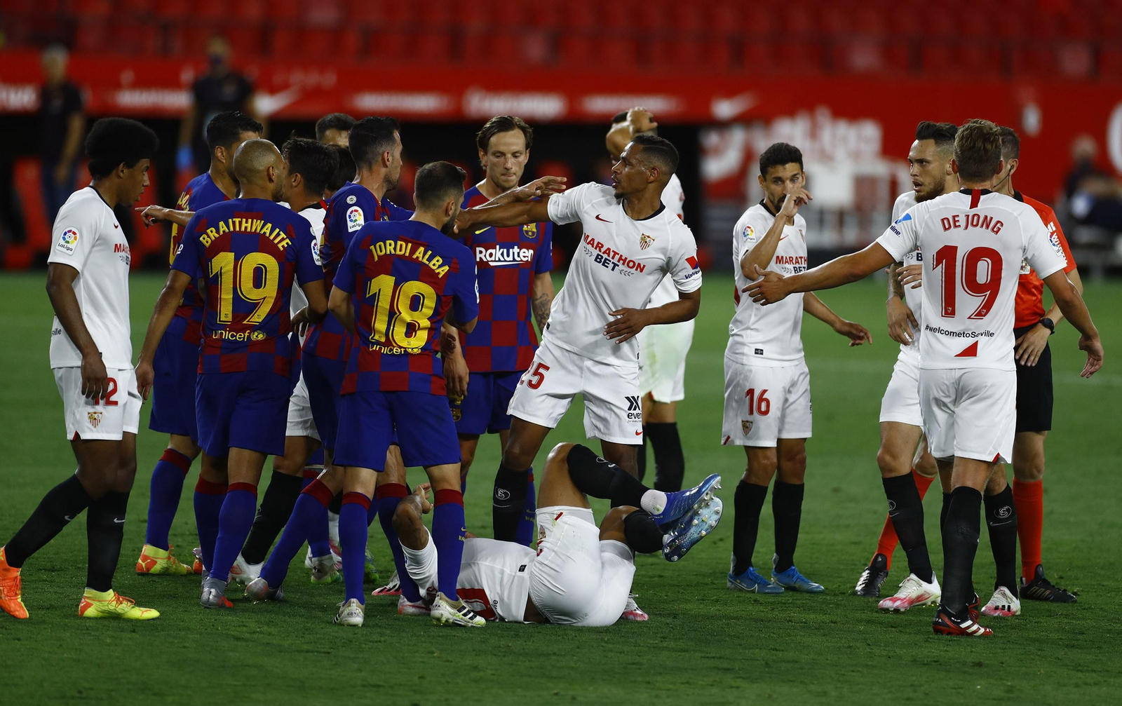 Tángana después de la tragantada de Messi a Diego Carlos.