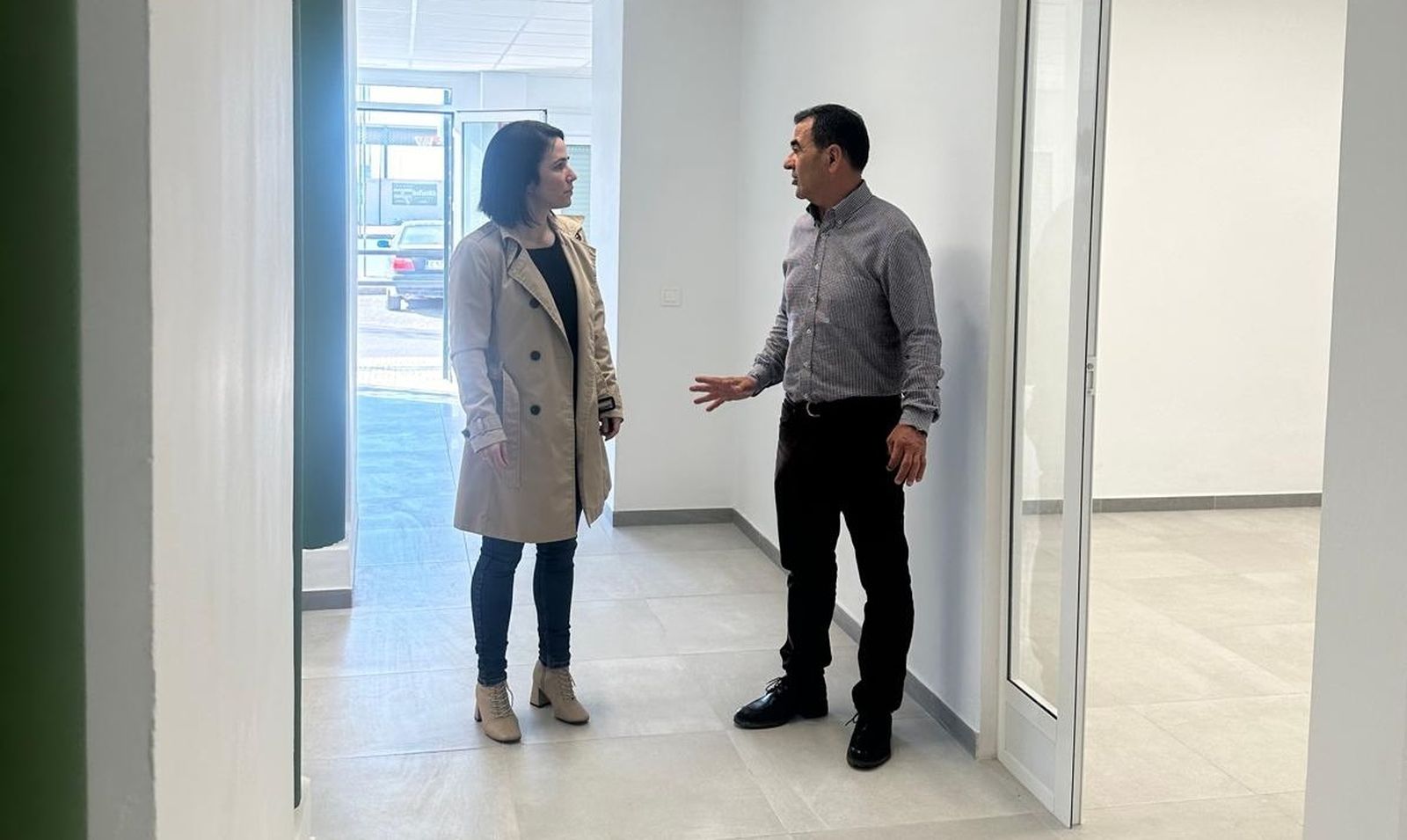 El alcalde ha visitado las remodeladas instalaciones.