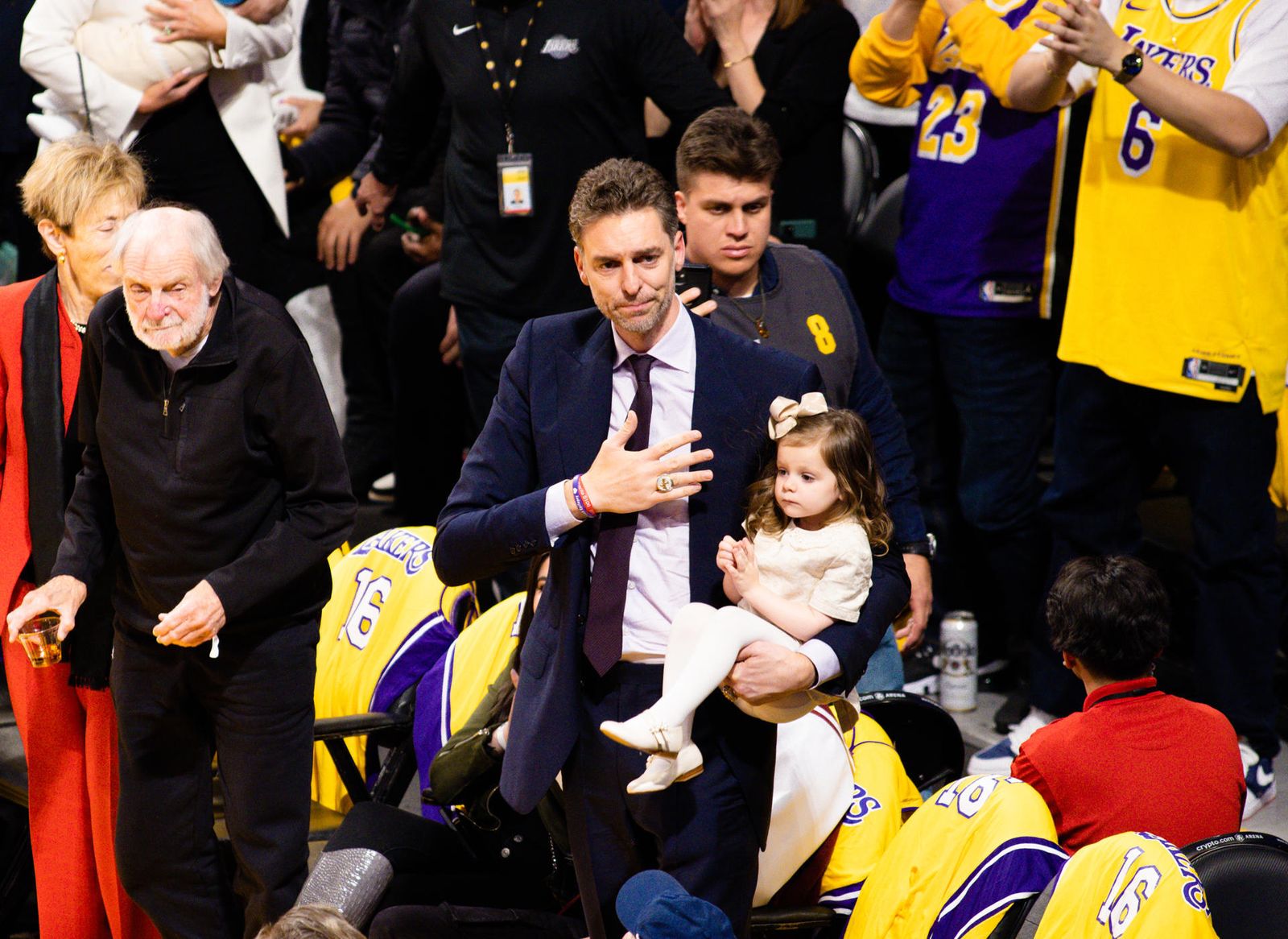 Pau Gasol, con su hija mayor al final de la ceremonia de retirada de su camiseta con los Lakers.