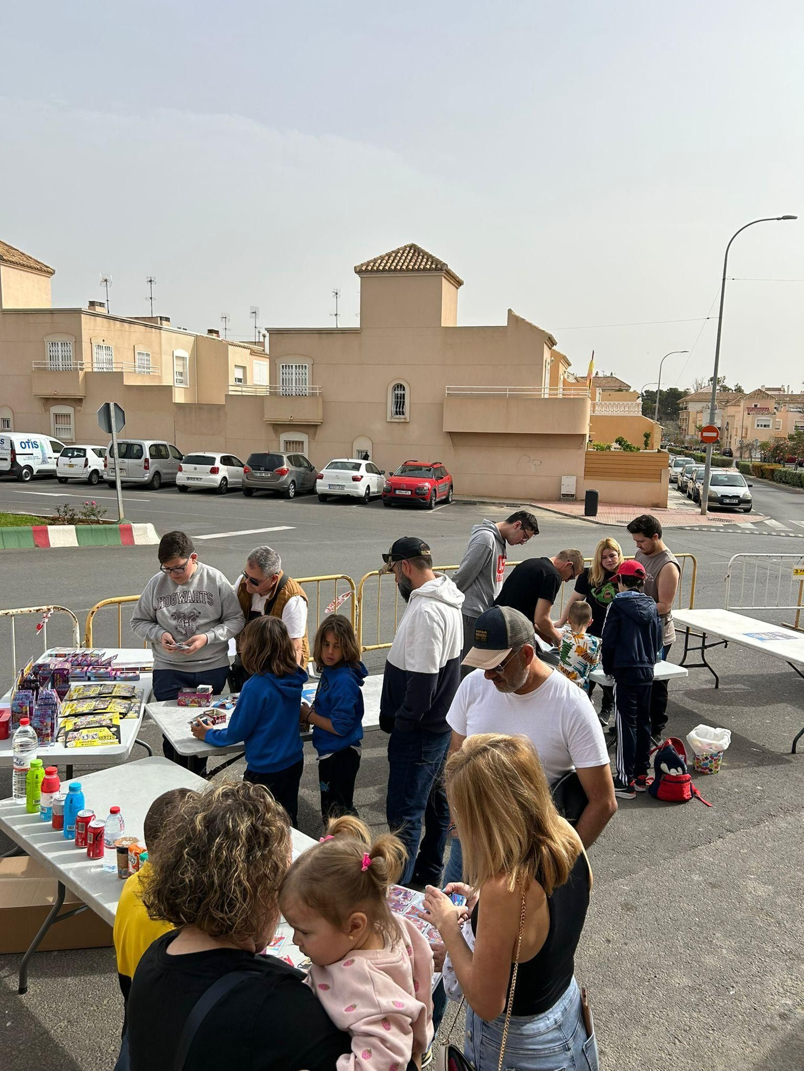 Los jóvenes, absortos en plena negociación.