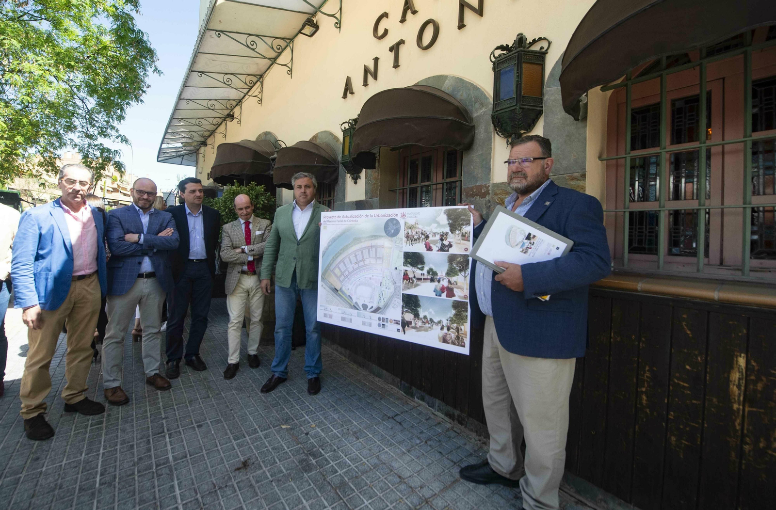 Representantes de la asociación y autoridades locales.