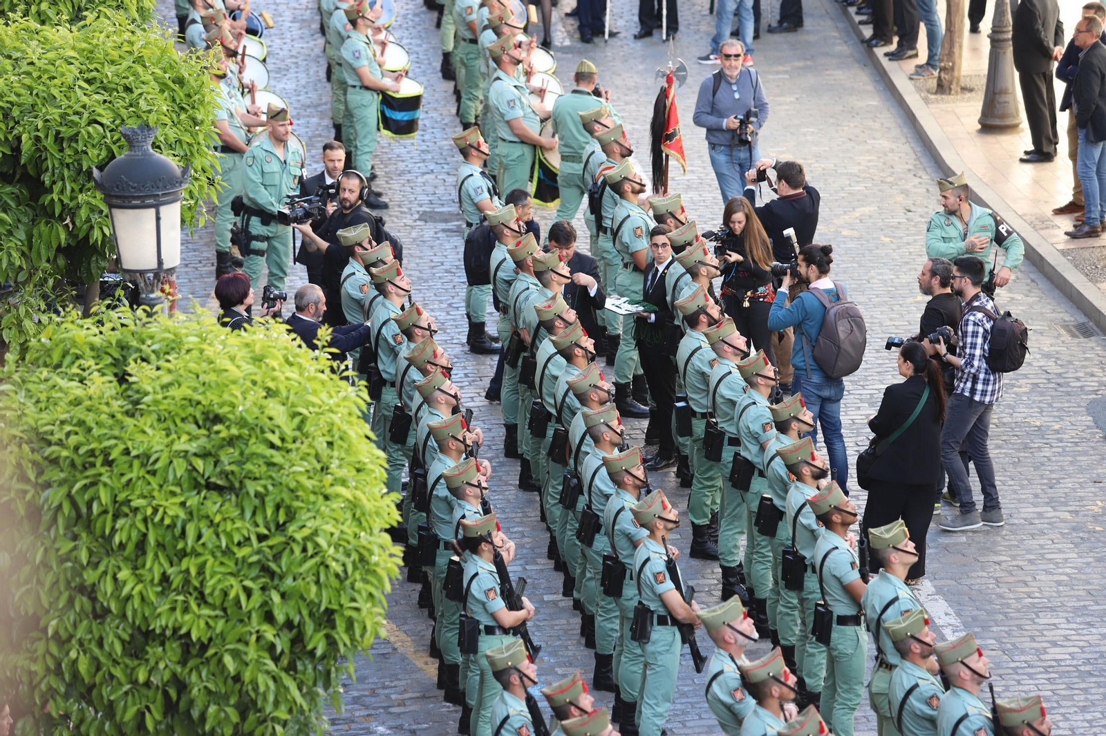 Procesión del Cristo de la Vera Cruz, escoltado por la Legión en las calles de Huelva