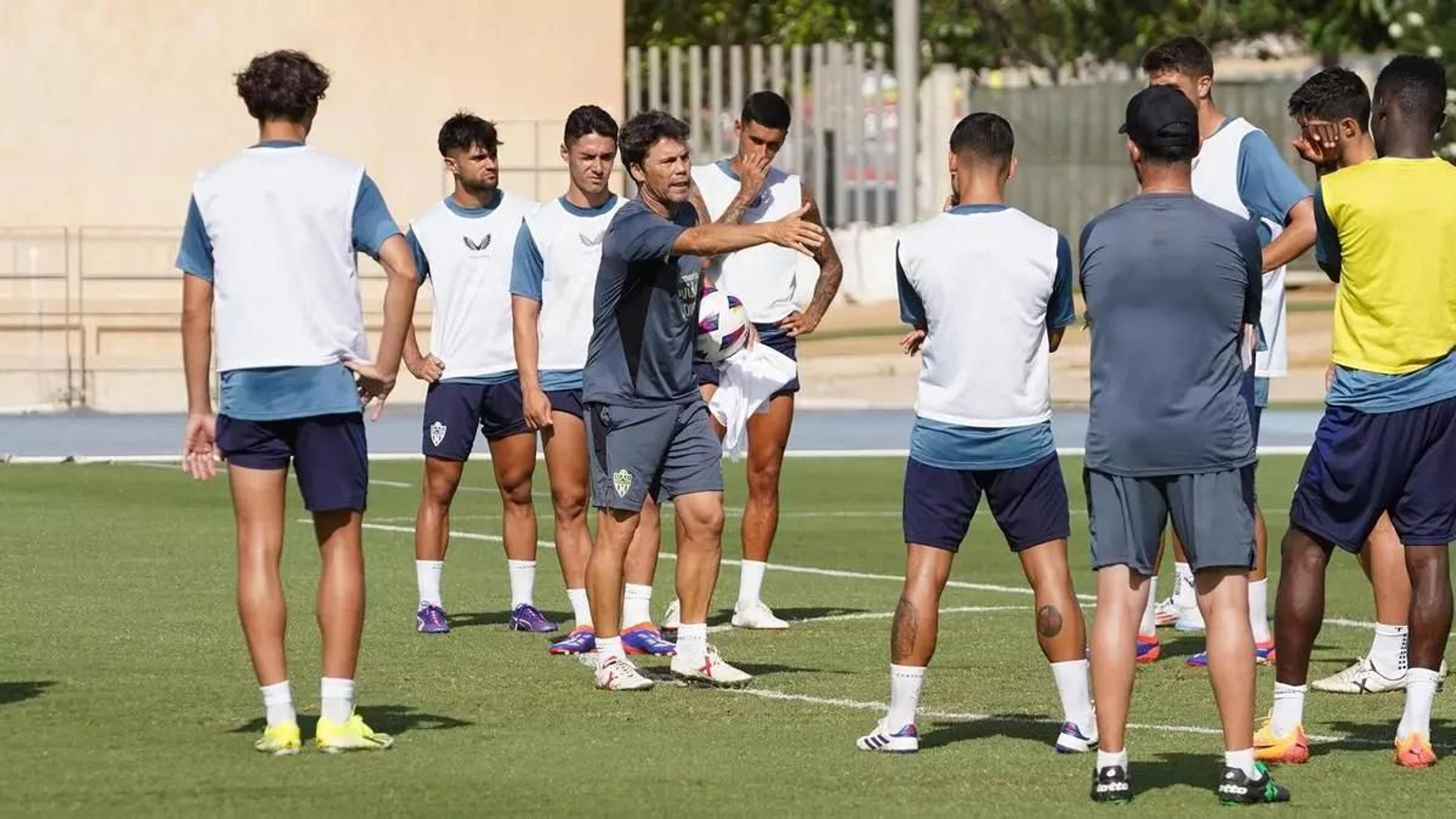 Rubi da indicaciones a sus jugadores