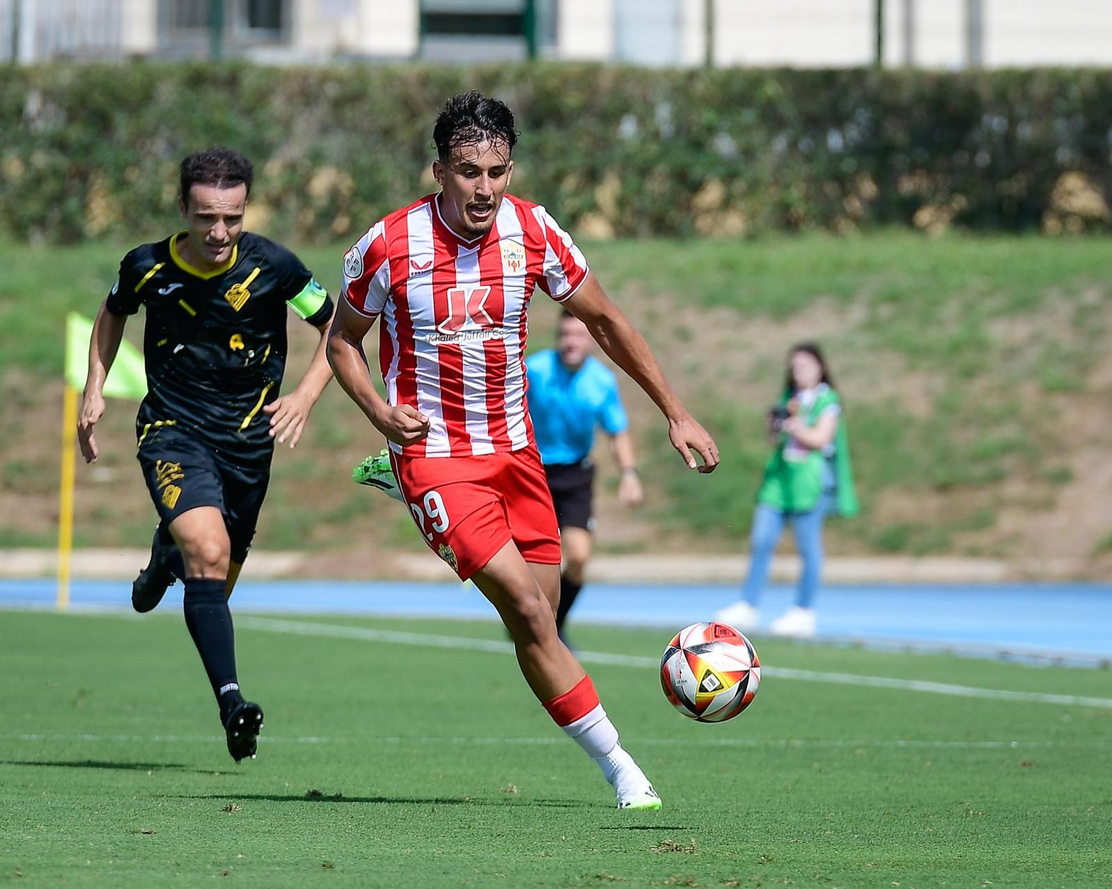 El delantero rojiblanco se marcha en carrera con el balón durante un encuentro de esta temporada. El delantero rojiblanco se marcha en carrera con el balón durante un encuentro de esta temporada.