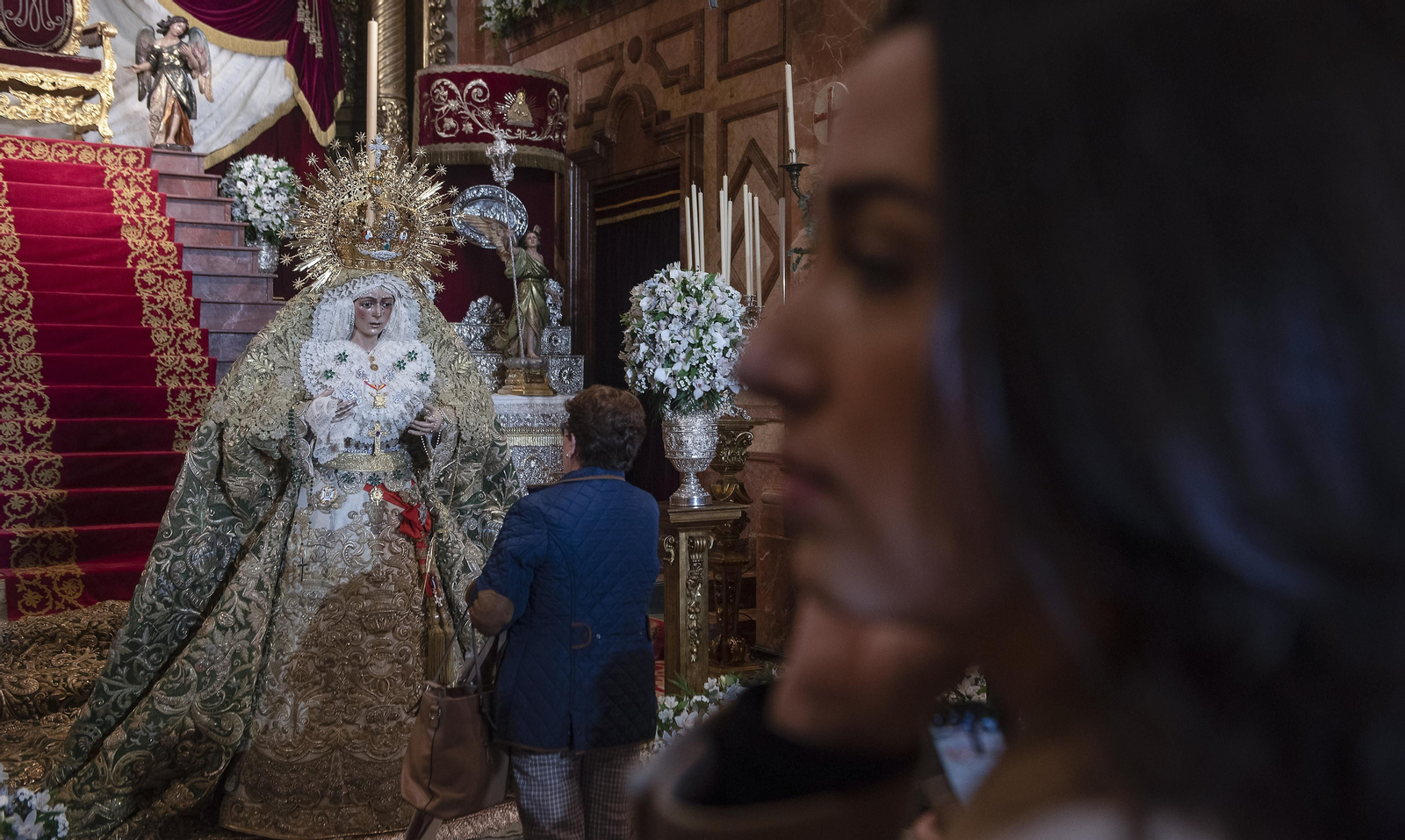 El besamanos de la Macarena, en imágenes