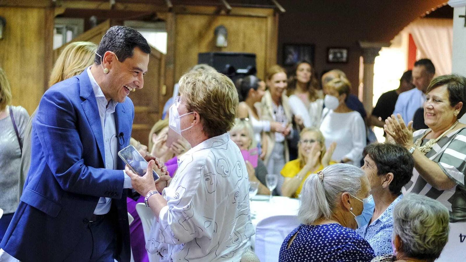 Juanma Moreno recibe los saludos efusivos de las asistentes al acto celebrado en San Fernando. Juanma Moreno recibe los saludos efusivos de las asistentes al acto celebrado en San Fernando.