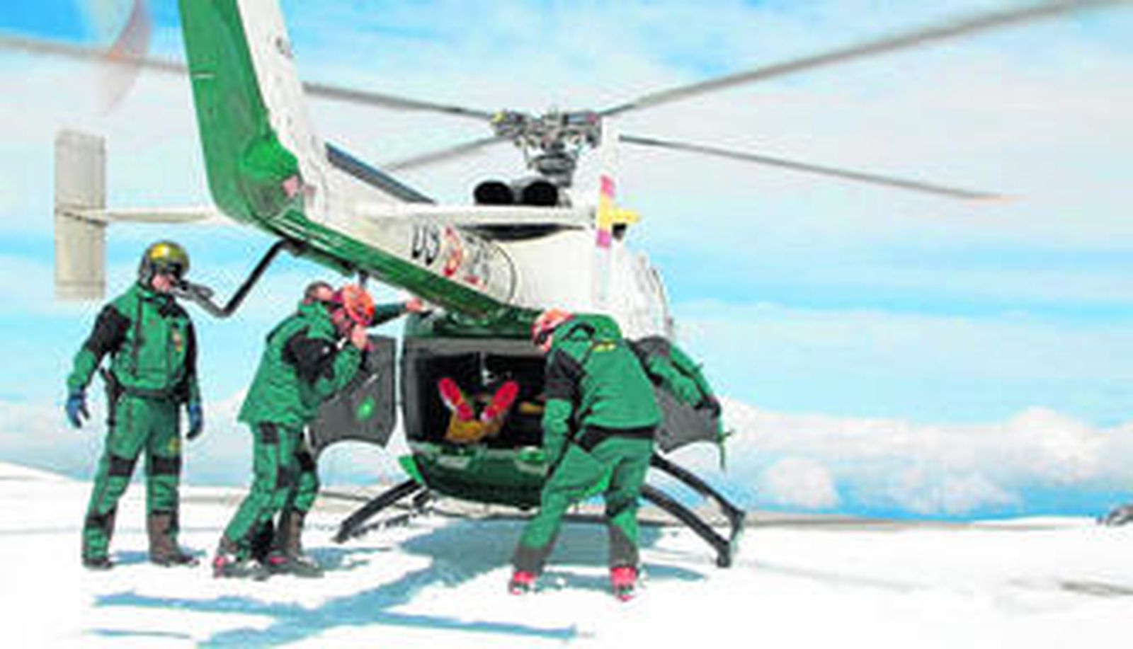 El helicóptero de la Guardia Civil trasladó al herido a la capital.