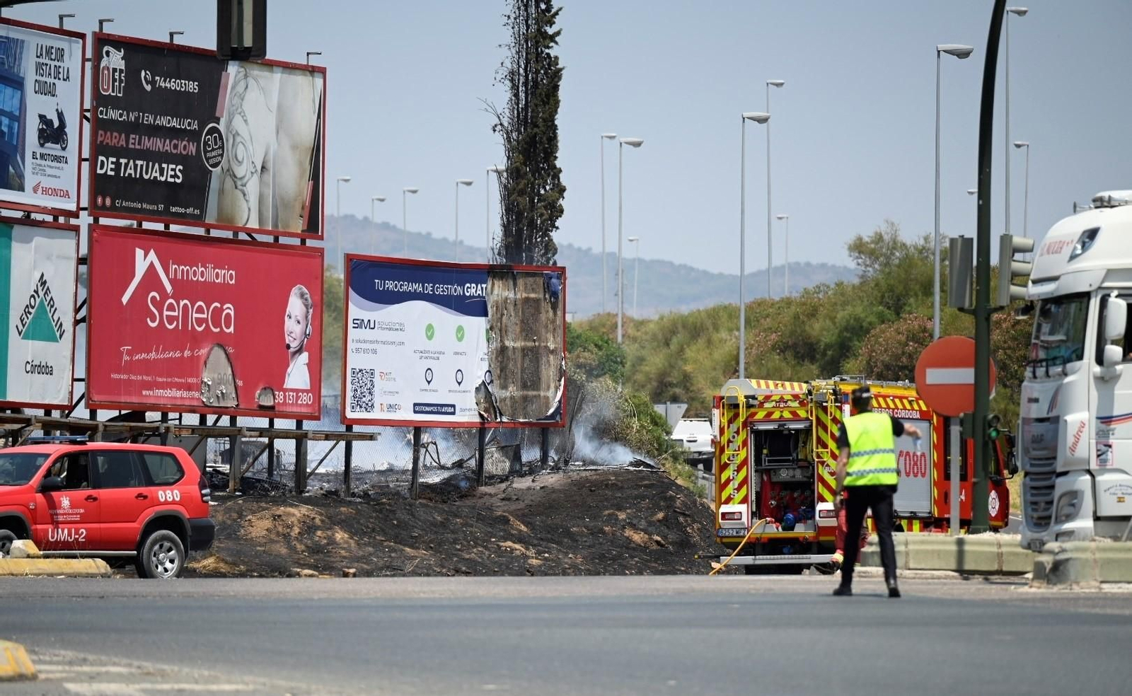 Las imágenes del incendio junto al Carrefour Zahira