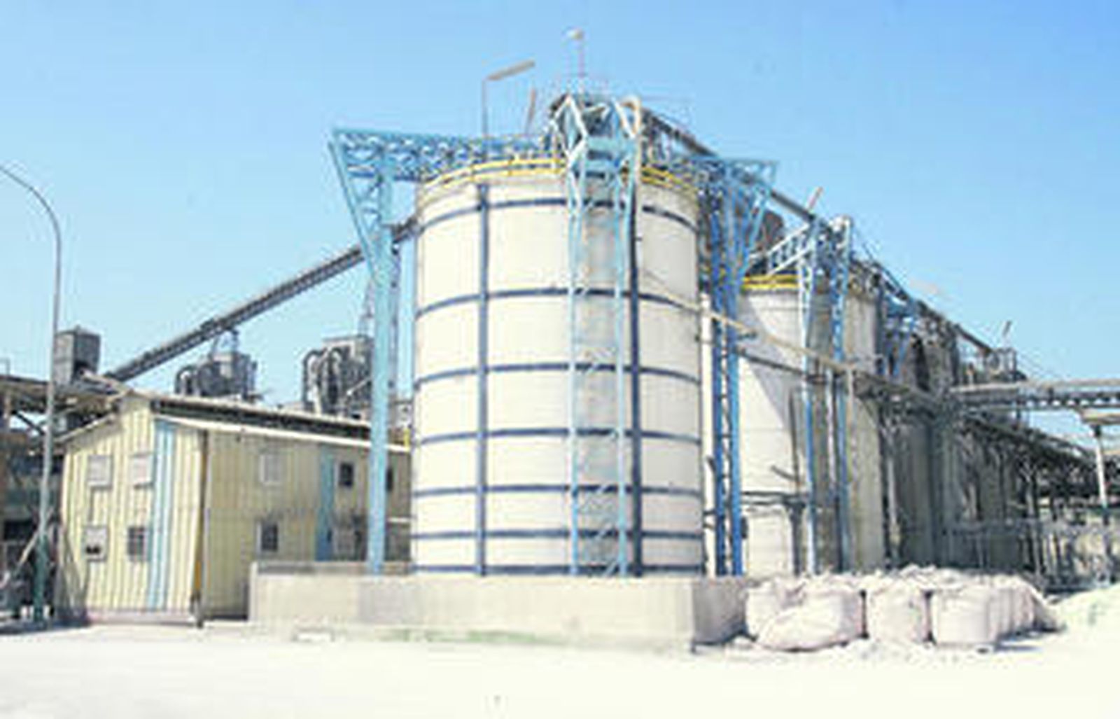 Los trabajadores aseguran que la dirección tiene abandonada la factoría, donde se acumulan productos químicos.